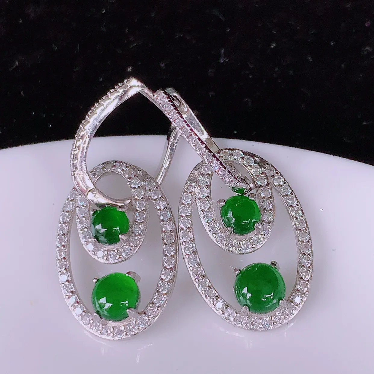 冰透满绿翡翠925银镶嵌耳坠，自然光实拍，翠色灵动，颜色漂亮，种老水足，品相佳，佩戴佳品！#98.2