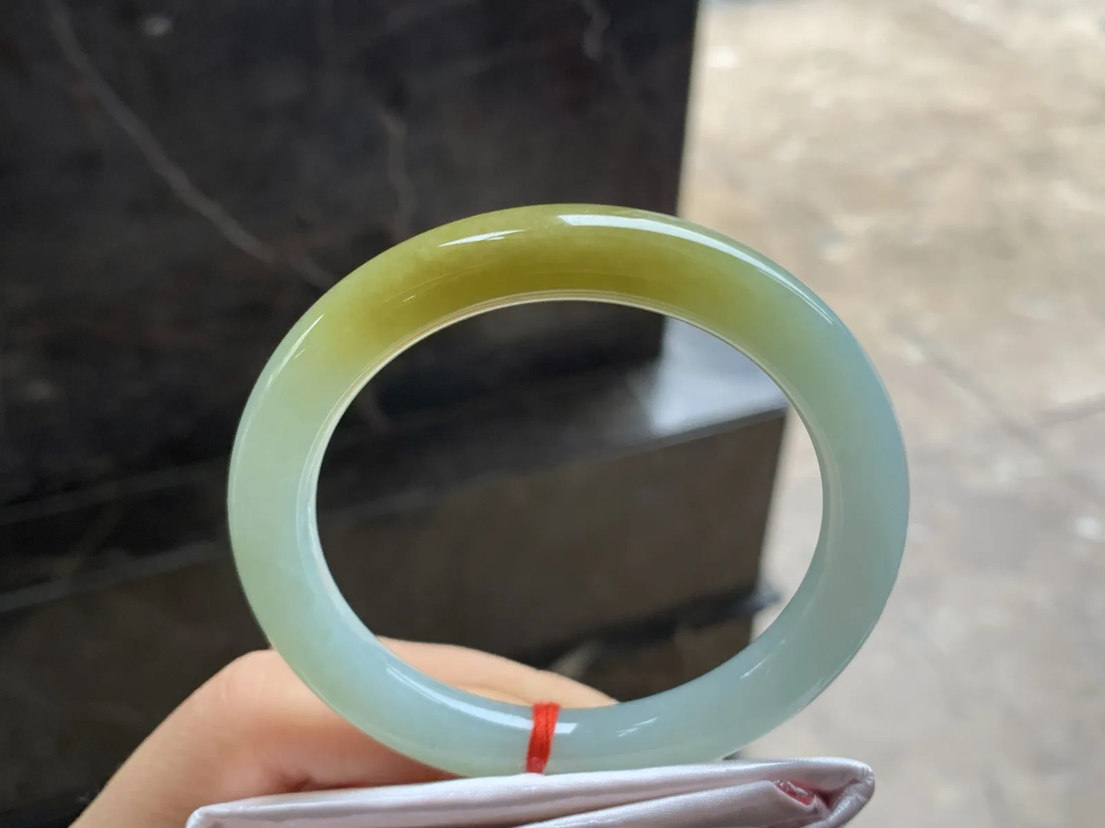 53.5-9

黄翡圆条手镯^_^颜色鲜艳 浓郁