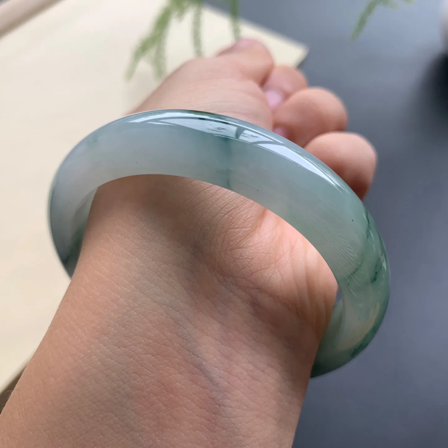 54.6圈口飘花正圈手镯 尺寸：54.6-12.5-7.8，无纹裂，花色浓郁，细腻光滑