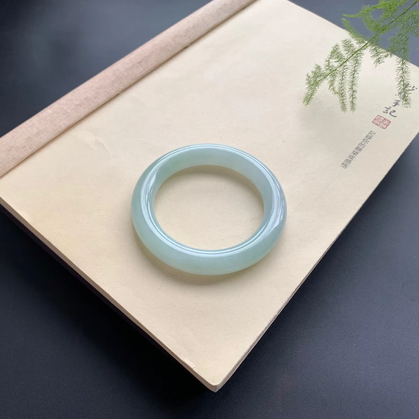 56.5圈口果绿底圆条手镯 尺寸：56.5-11.8，无纹裂，细腻釉洁，色泽清新甜美