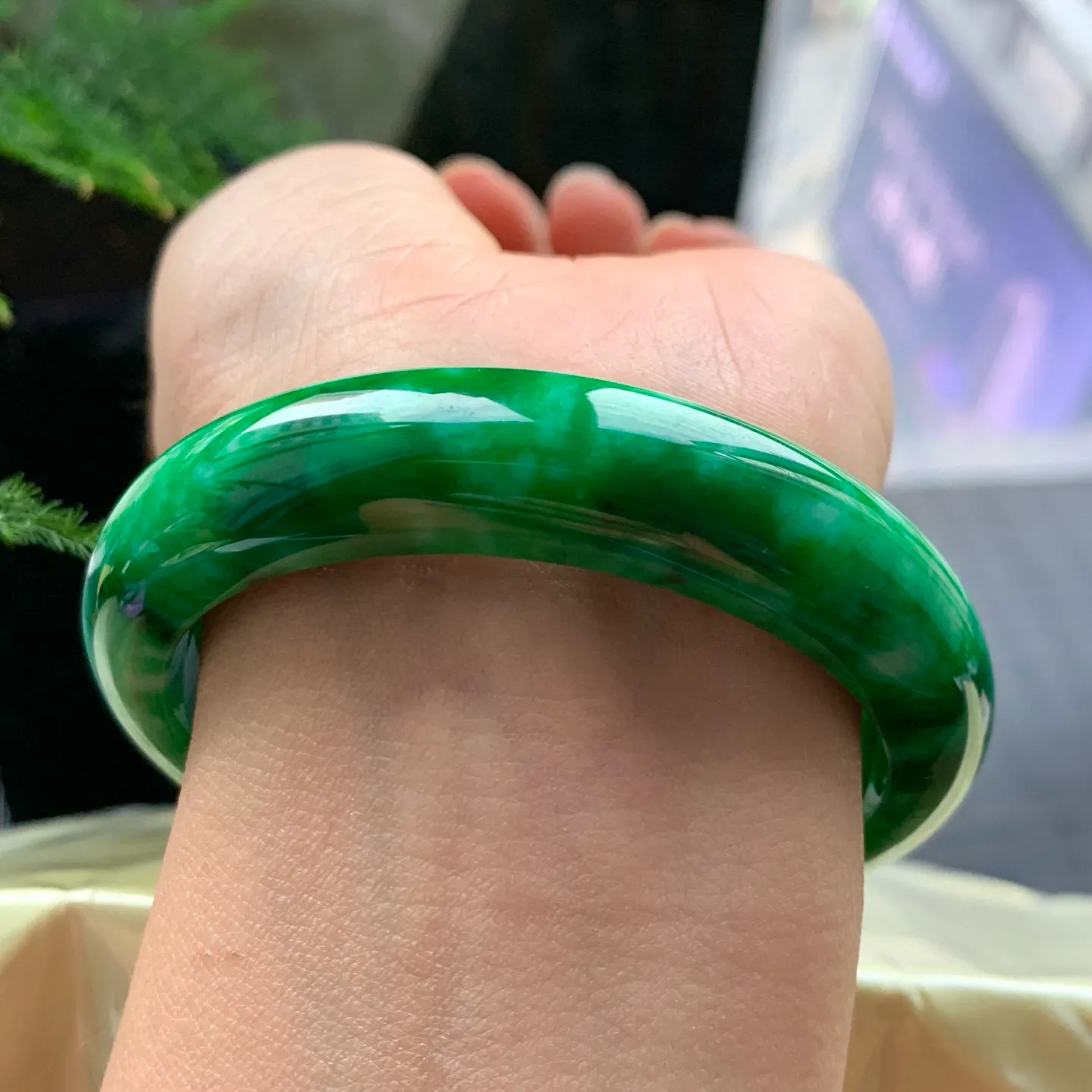 正圈满绿 无瑕 尺寸:57.1/12.3/7.7 满色