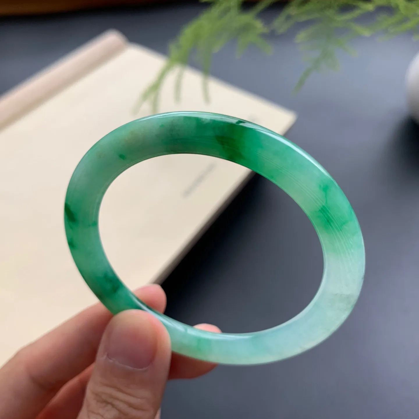 50.2圈口辣绿正圈手镯 尺寸：50.2-8-6，细腻光滑，色辣靓丽