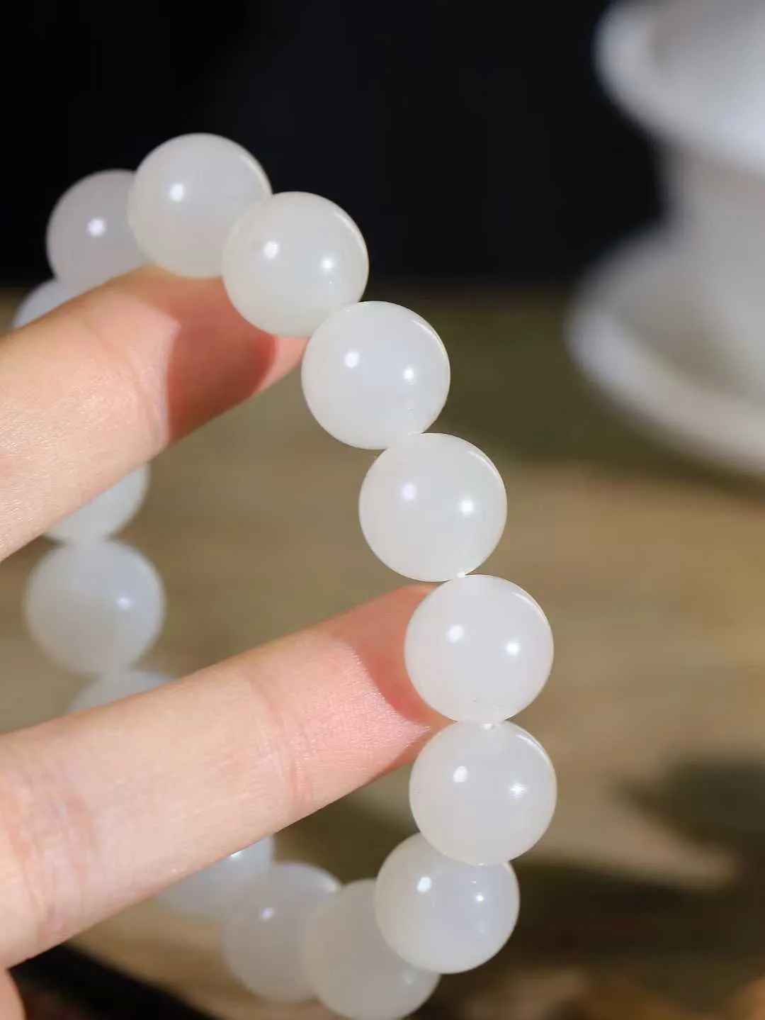 【珠圆玉润.手串】

精品和田玉冰白珠圆玉润手串 玉质温润细腻  整串打磨圆润，佩戴舒适。珠珠落玉盘，间关莺语花底滑，一生美好时光，无论身在何处，都有它相伴相守。事事顺遂，幸福美满，吉祥如意。重60.5克   尺寸取一13.6mm   FDL-69117300