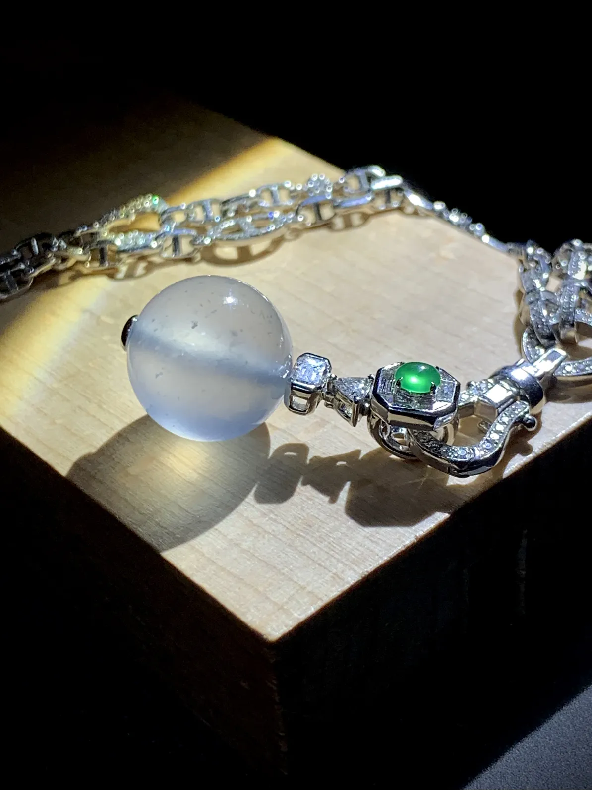 【镶嵌新品】
高品质珠子吊坠，28-13.3-13.3mm，
18K金，南非钻，翡翠绿蛋面，
不配图链