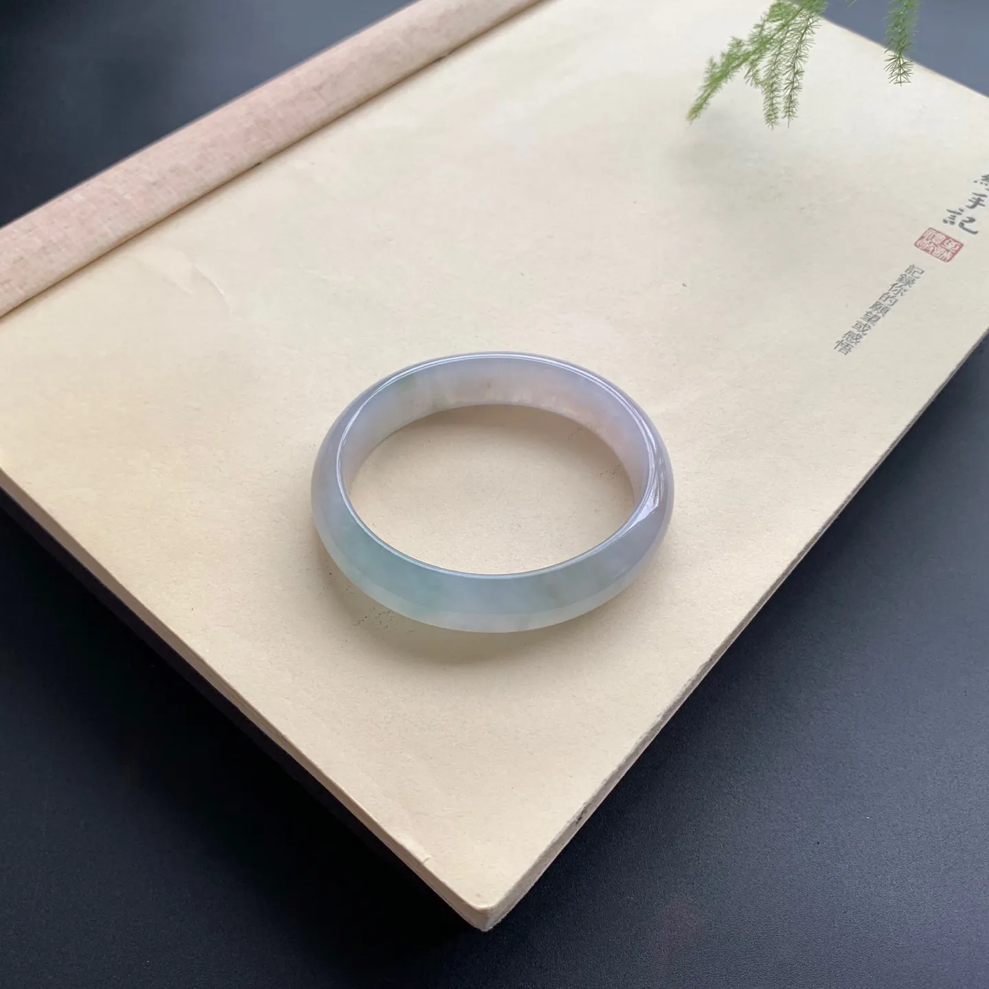 54圈口冰油贵妃手镯 尺寸：54-47.8-13-6.8，无纹裂，水润光滑，胶感十足