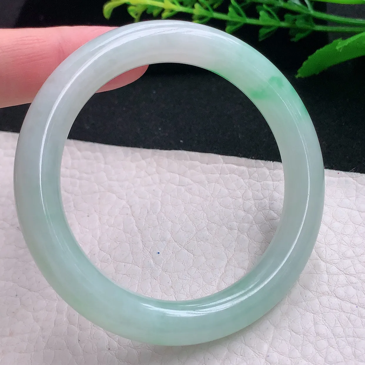 yh自然光55.8*10*9.5美人镯 天然缅甸翡翠a货水润飘阳绿圆条玉镯子