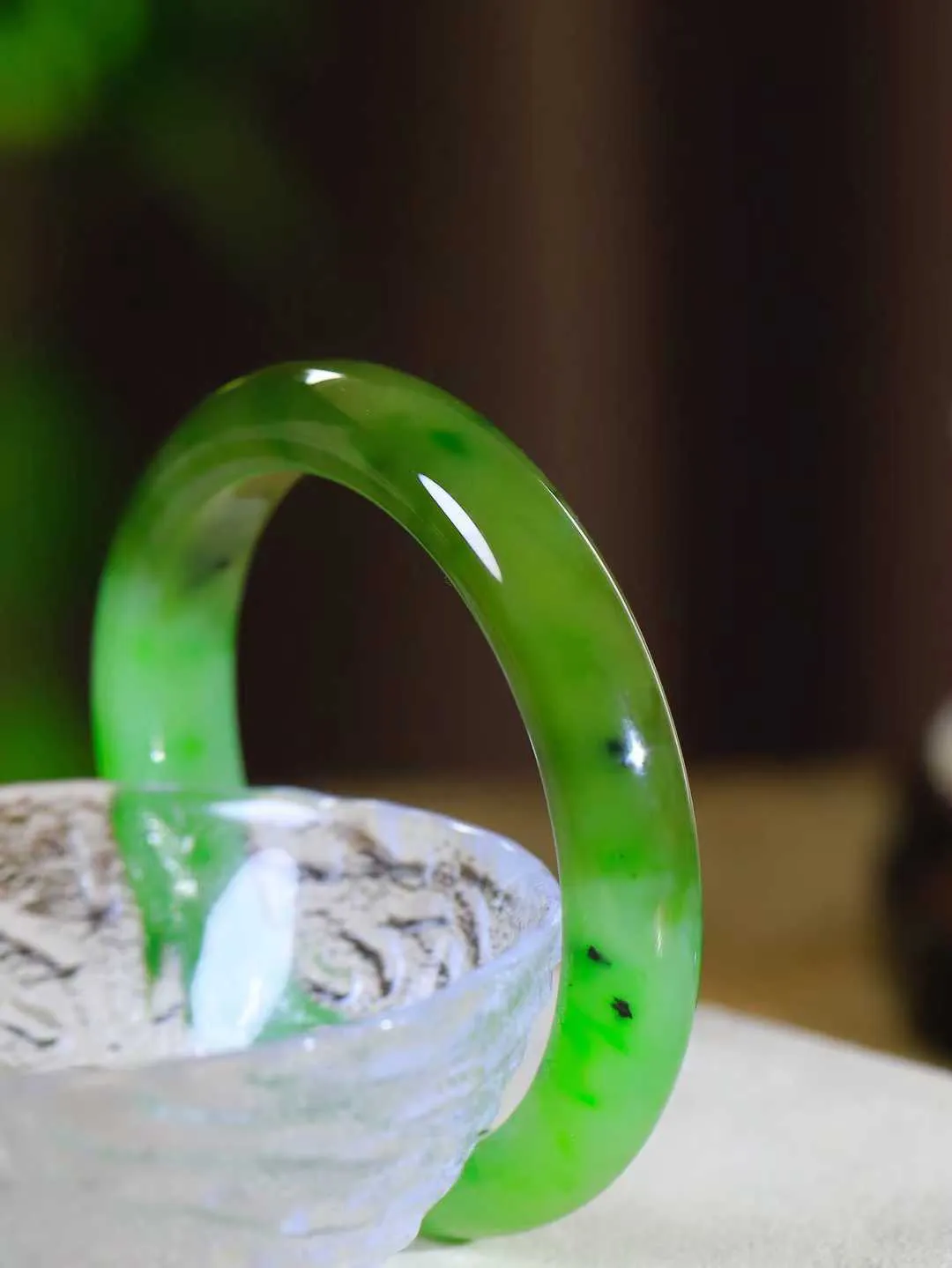 【碧色荡漾·手镯】

精品️和田玉碧玉手镯，玉质细腻温润，手感舒适，️线条流畅，简约大气，美自天成，佩戴于腕间，婉约之美，举手投足间透出那份低调奢华，醉人心扉。重62克 内径圈口61mm尺寸12-9mm FDL-77110332