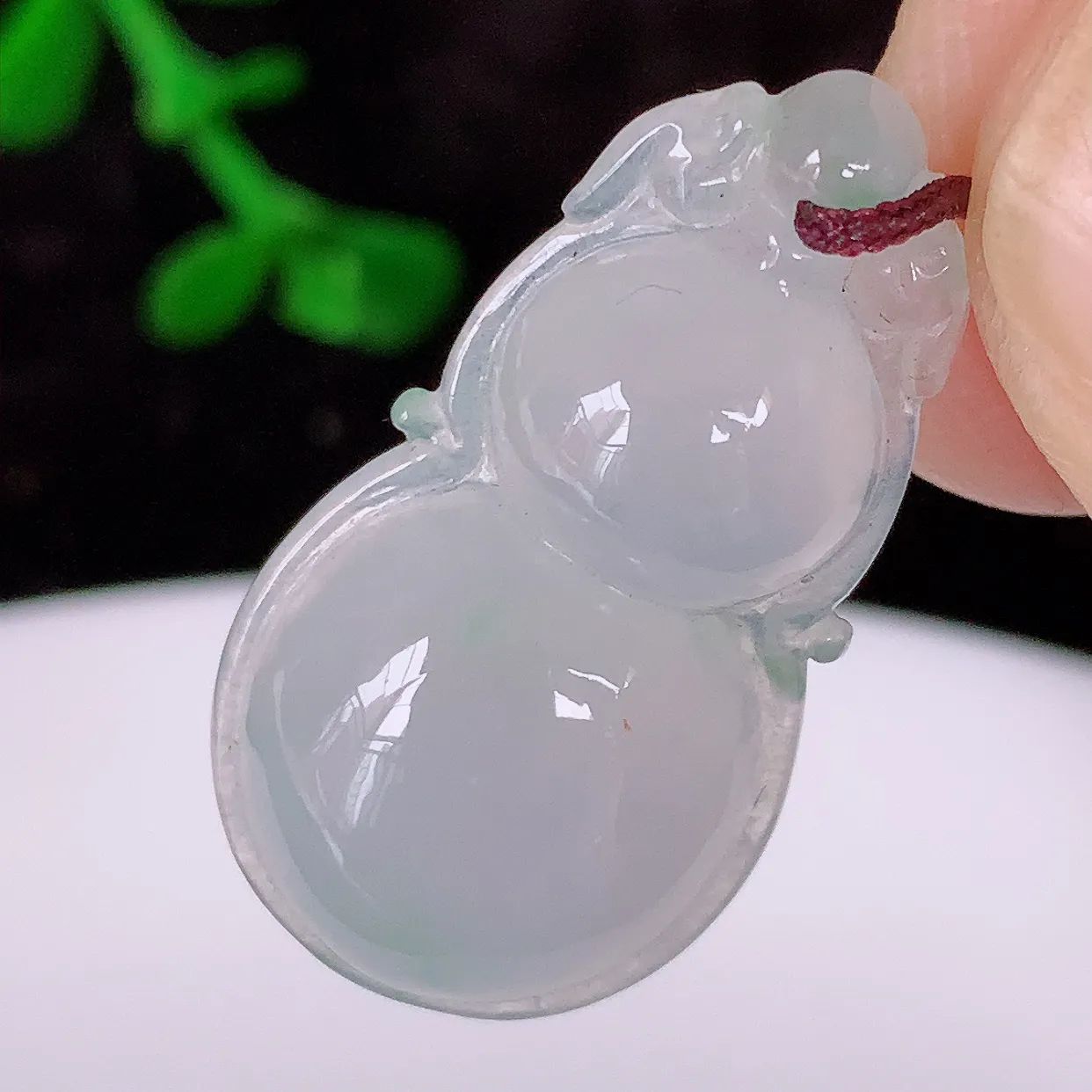 自然光实拍，冰种飘花翡翠葫芦吊坠，寓意福禄双全，财源滚滚，清新脱俗，佩戴效果优雅迷人！#57.2