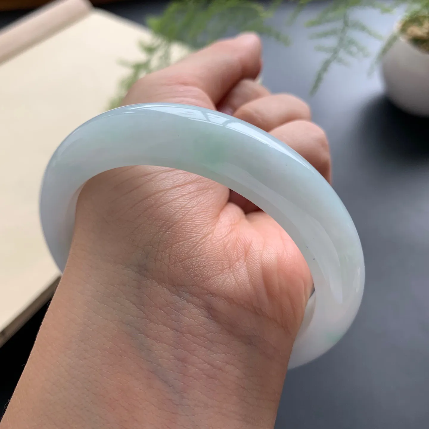 56.8圈口细糯正圈手镯 尺寸：56.8-12.8-9，无纹裂，细腻釉洁，清爽干净