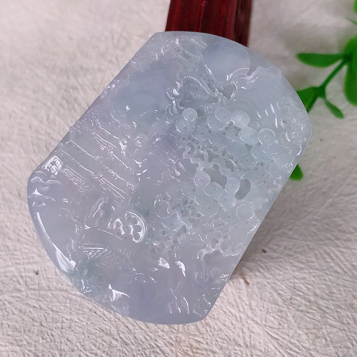 自然光实拍，冰紫罗兰翡翠山水牌吊坠，翡翠山水牌，寓意“常青、背靠大山、水（财）长流、平安之意”生机盎然的翠意，一眼既心醉，雕工精致，佩戴效果优雅迷人！#1.2