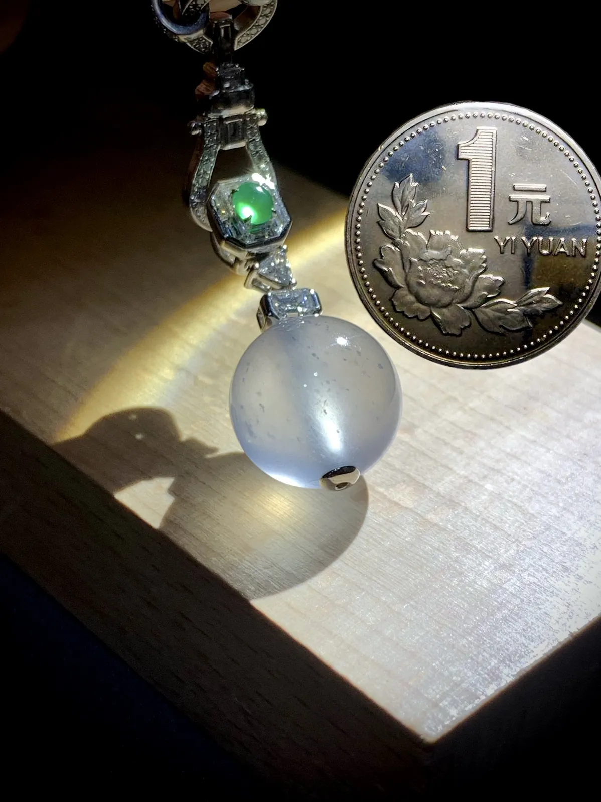 【镶嵌新品】
高品质珠子吊坠，28-13.3-13.3mm，
18K金，南非钻，翡翠绿蛋面，
不配图链