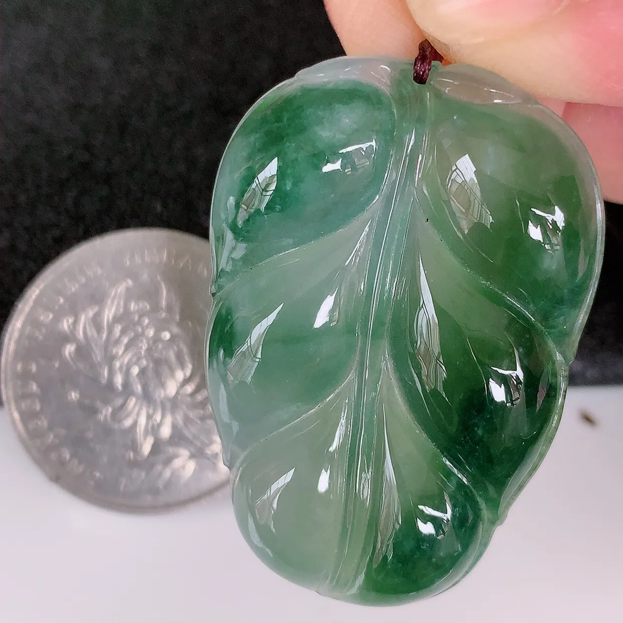 自然光实拍，冰胶水润飘花翡翠叶子吊坠 ，种水足，色泽清新，工艺精湛，叶子寓意美好；金枝玉叶，事业有成。#01.2