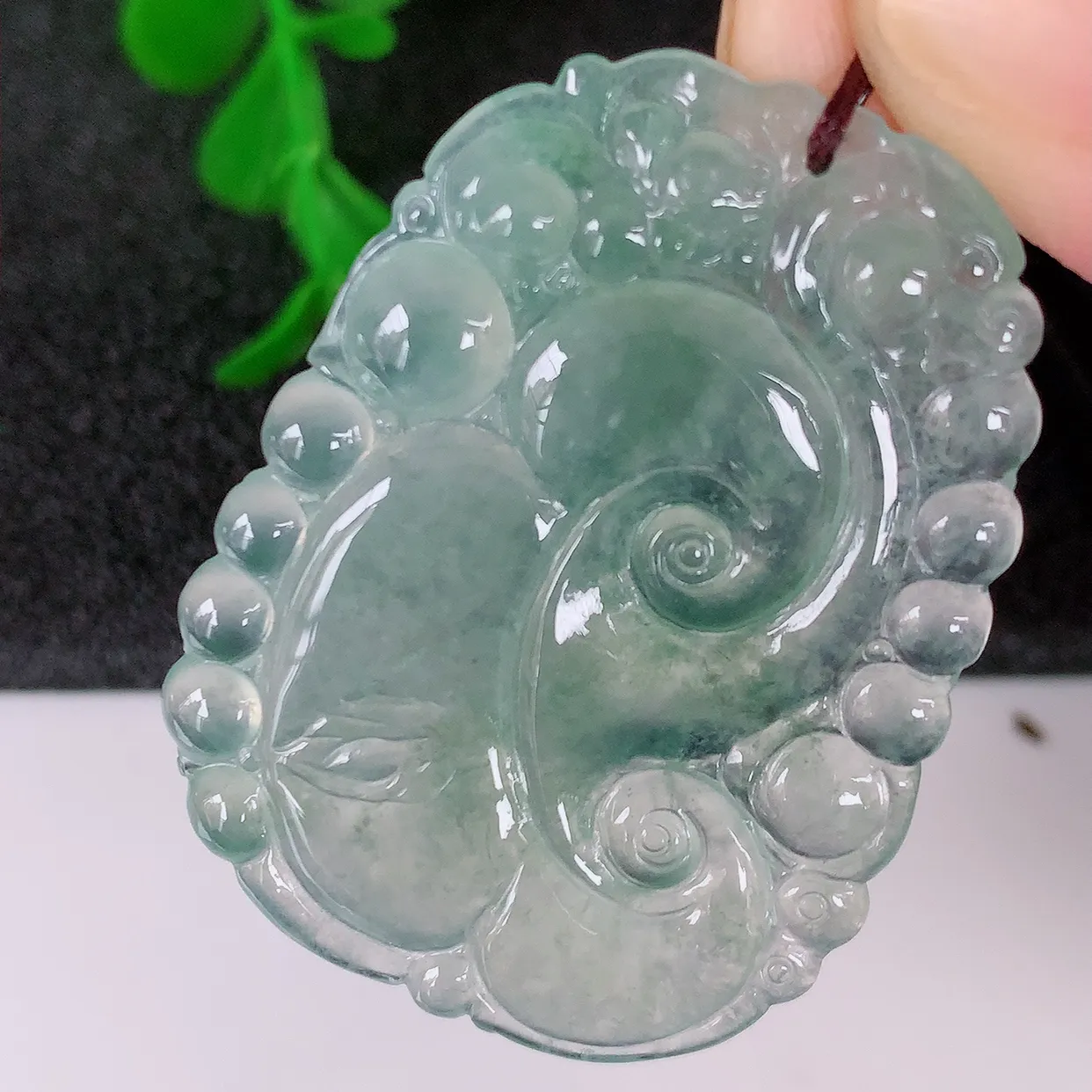 自然光实拍，冰种翡翠如意吊坠，种老水足，雕工精湛 ，寓意美好，佩戴时尚出众！#01.2