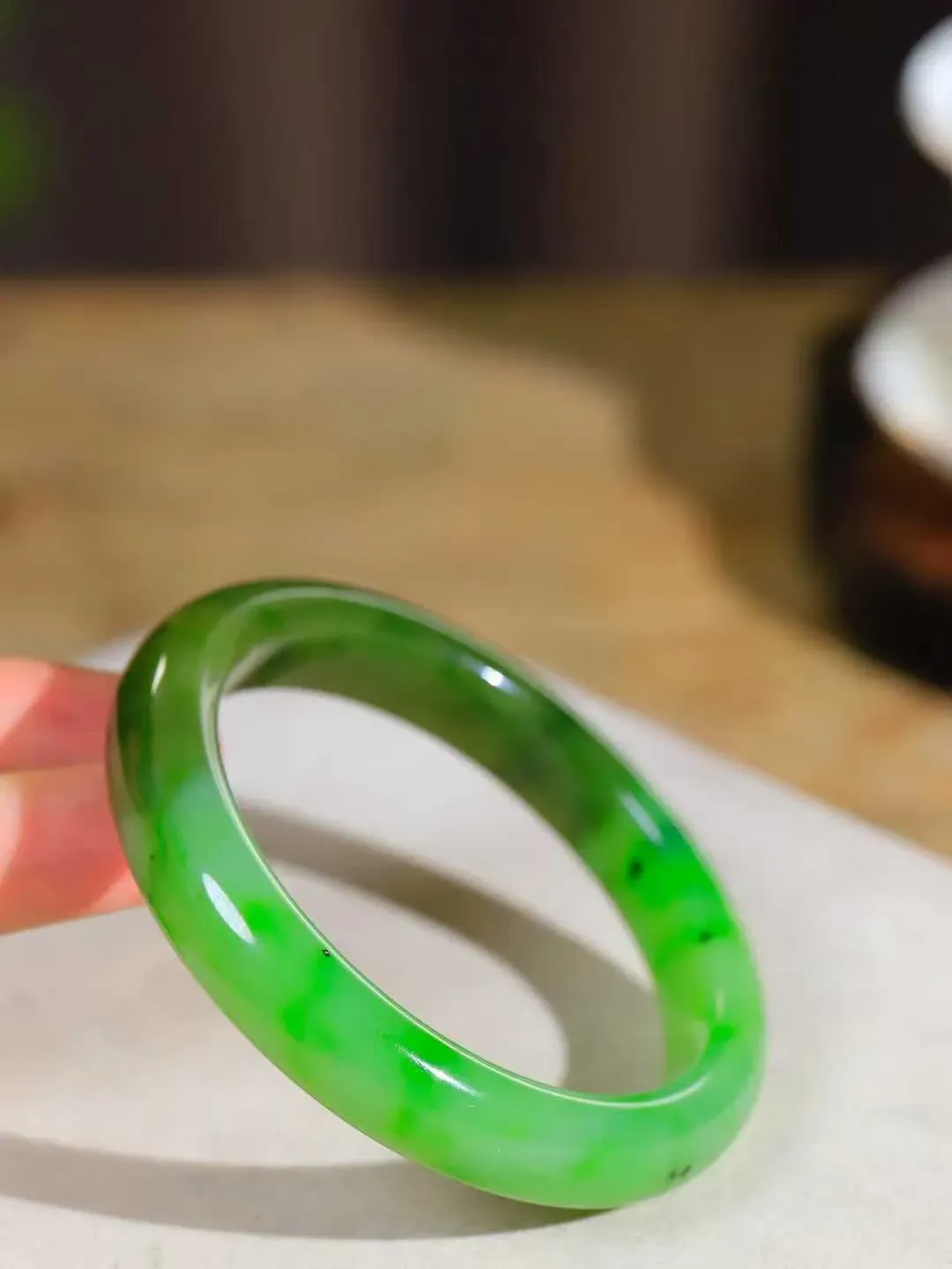 【碧色荡漾·手镯】

精品️和田玉碧玉手镯，玉质细腻温润，手感舒适，️线条流畅，简约大气，美自天成，佩戴于腕间，婉约之美，举手投足间透出那份低调奢华，醉人心扉。重62克 内径圈口61mm尺寸12-9mm FDL-77110332