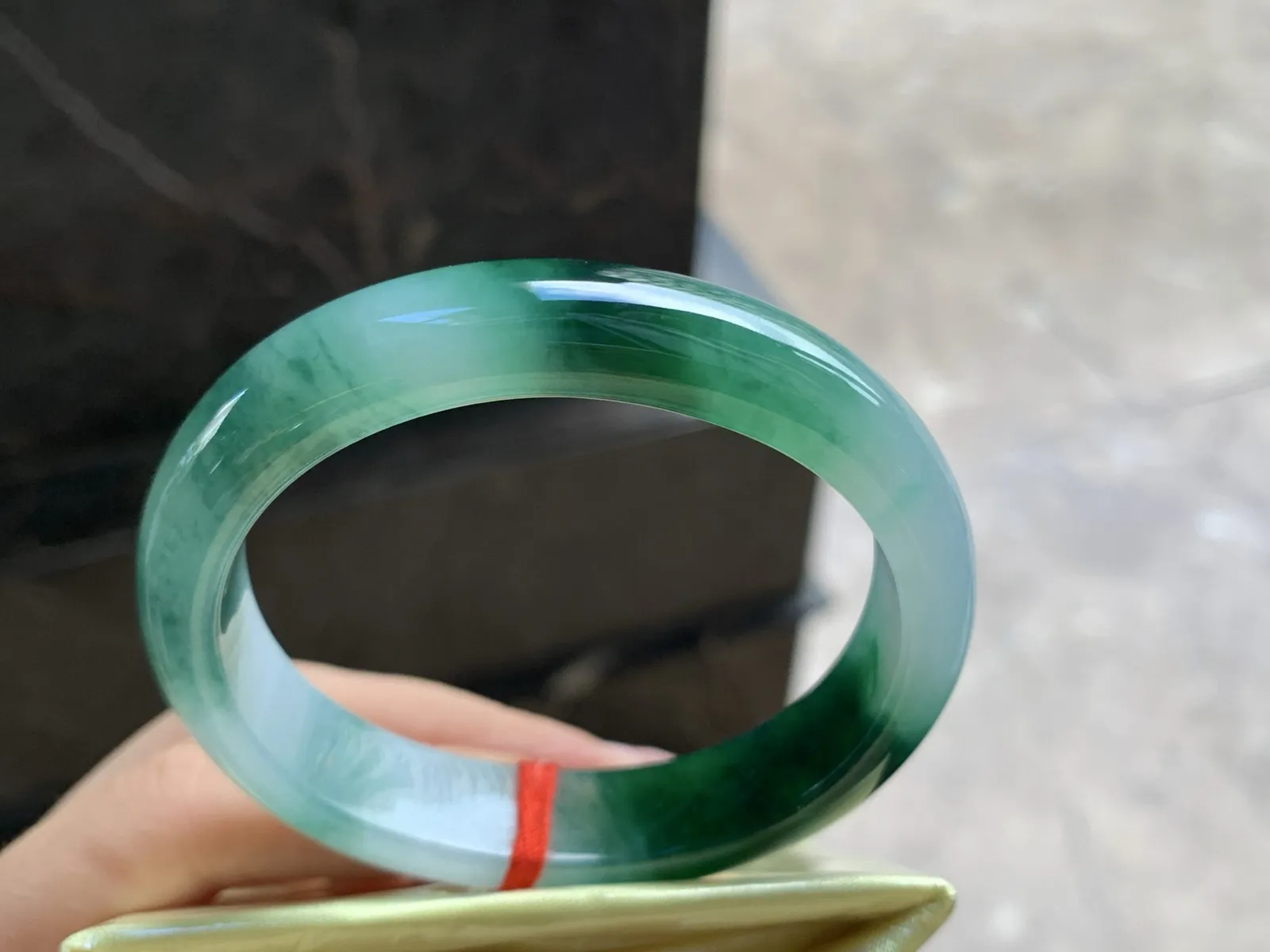 54-12.6-7.8

绿花贵妃手镯手镯^_^颜色浓郁 正圈52可以带