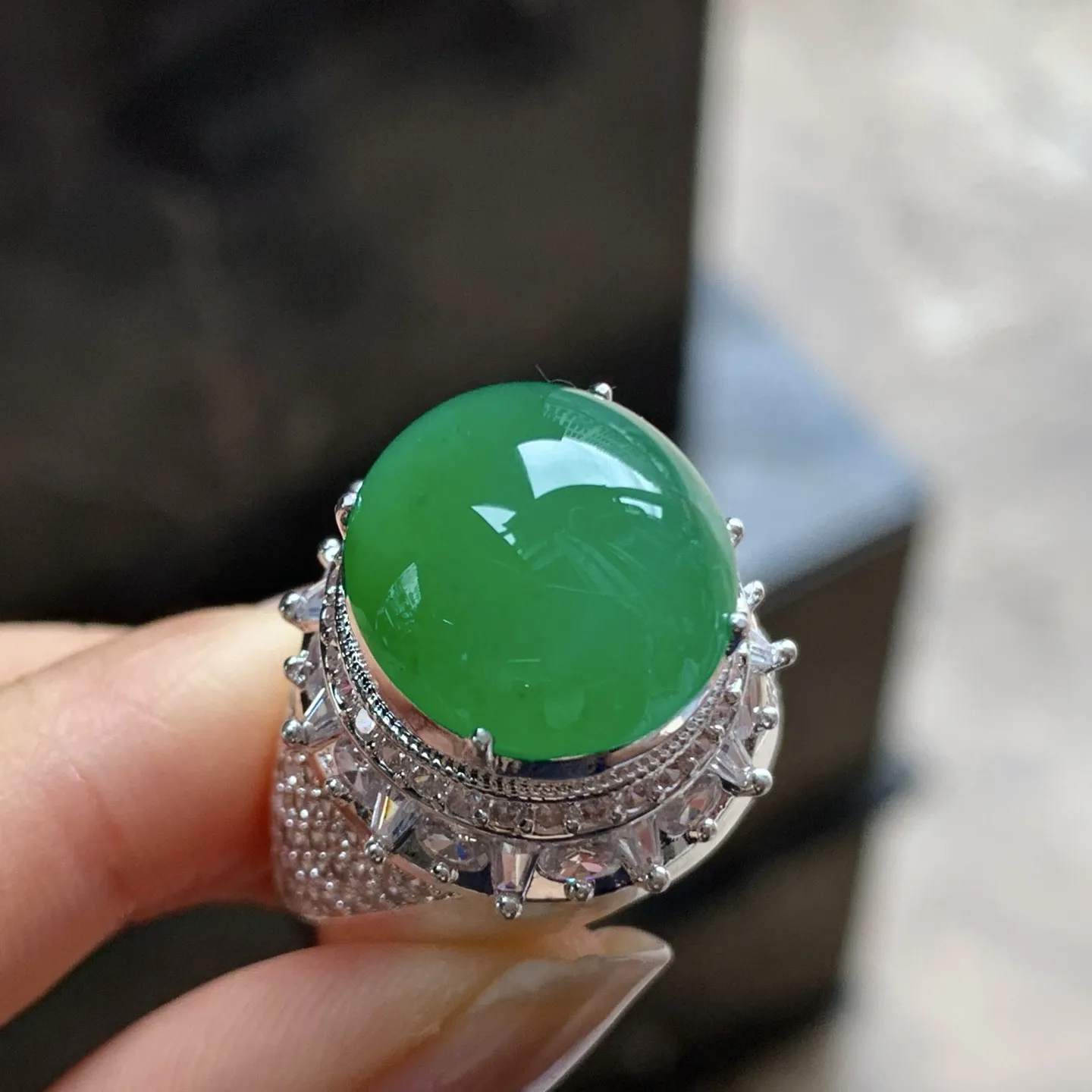 冰绿戒面^_^饱满圆润 颜色鲜艳