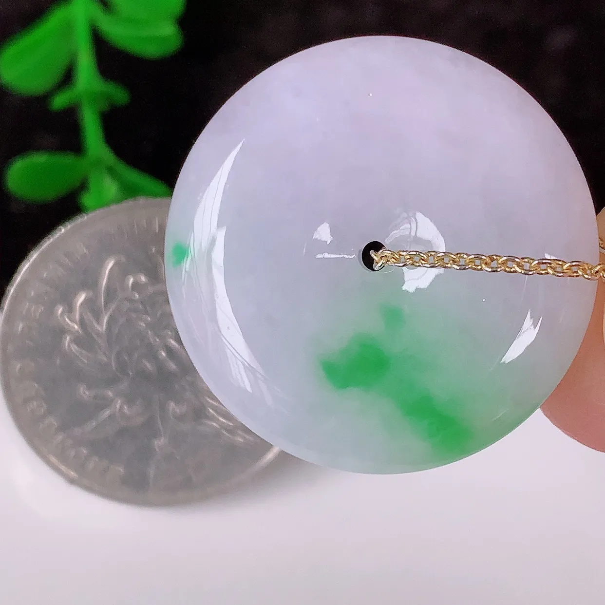 自然光实拍，冰润飘阳绿翡翠平安扣吊坠，形体饱满圆润，平安扣肥嘟嘟的，平平安安，种水很好，莹润通透，配戴精美！#57.2