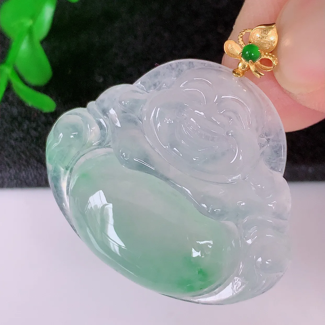 自然光实拍，18K金镶嵌冰种飘阳绿翡翠佛公吊坠，冰透饱满， 佛公亦保平安，寓意有福（佛公）相伴，品相佳，配戴优雅迷人！#41.2整体33.5裸石31.5*26.8*6.2