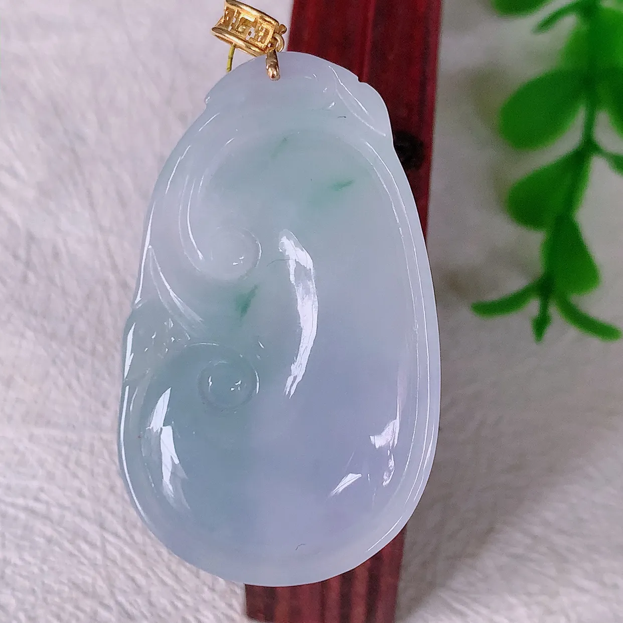 18k金镶嵌春带彩翡翠如意吊坠，沁人心脾，精致典雅的设计，为佩戴者，增添色彩，送礼自留都是佳品选择！#35.2整体44.5裸石38.5*23*5.6