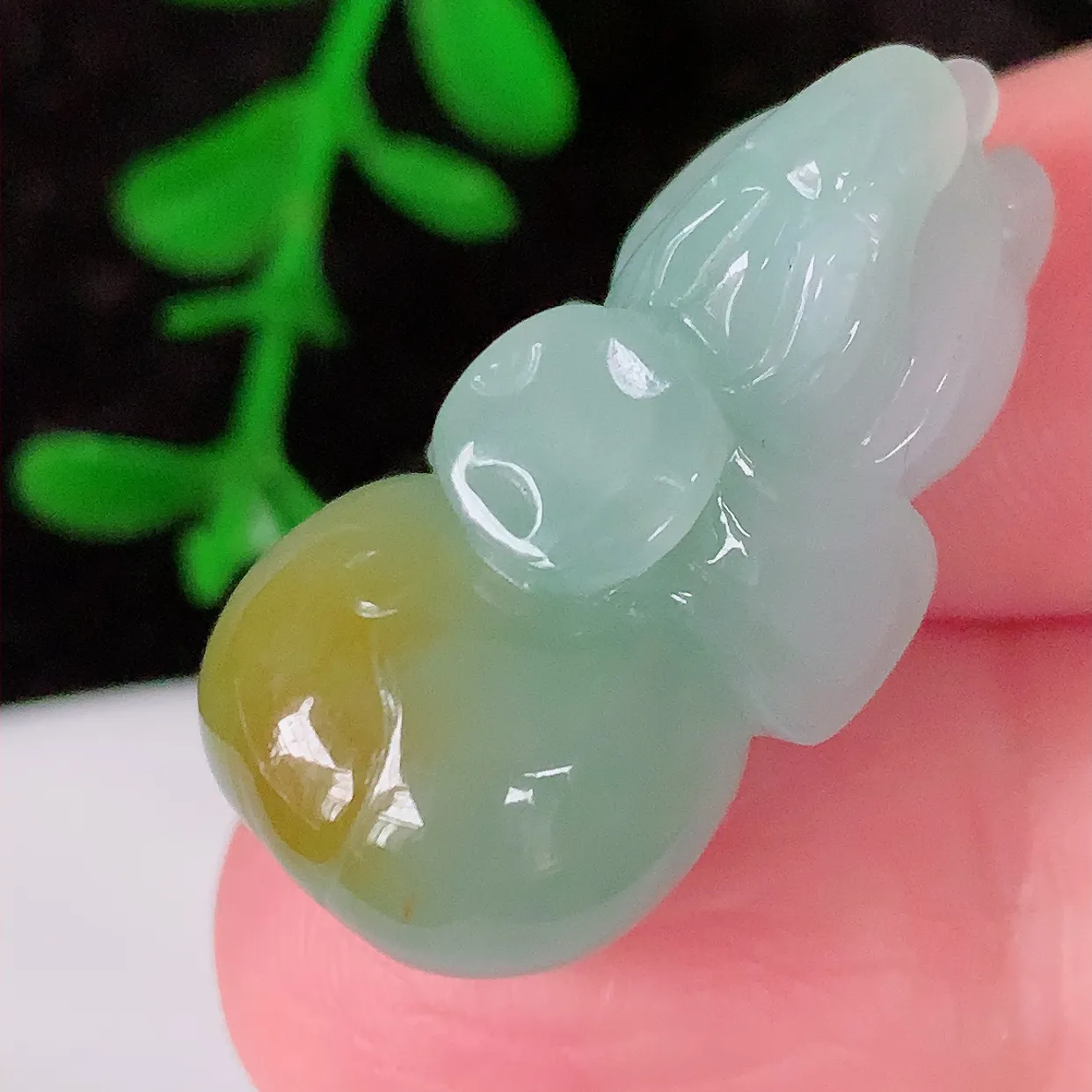 自然光实拍，冰润黄翡双彩翡翠生肖子鼠运财吊坠，种老水足，雕工精湛 ，寓意美好，佩戴时尚出众！#81.2