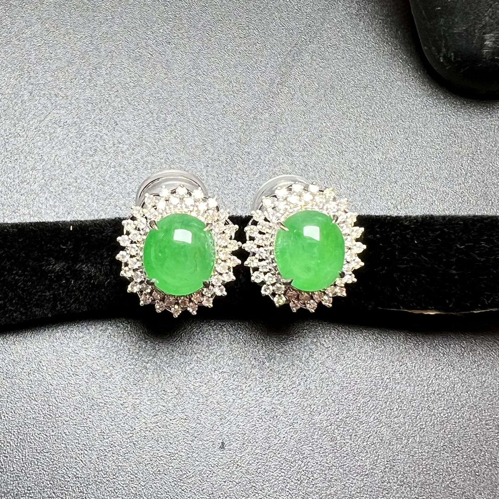 满绿耳钉整体尺寸13.3*12.8*7.5 裸石尺寸8.1*7.3*4.5