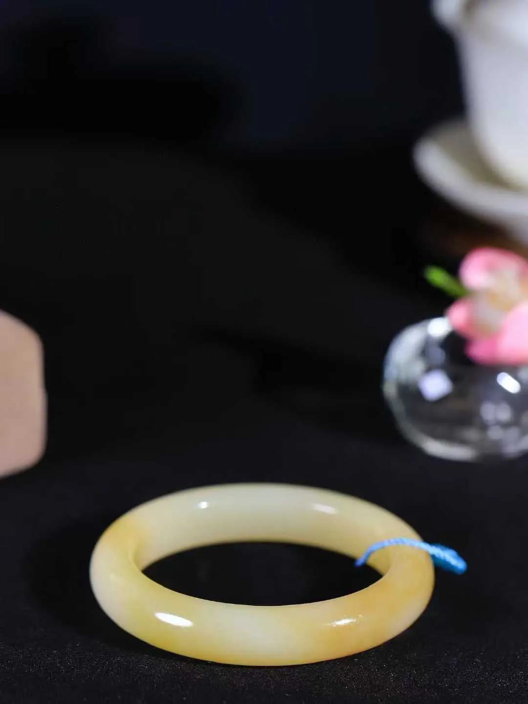 【情有独钟.手镯】

精品和田玉糖白玉手镯 玉质温润细腻 油性十足 手感舒适，高华雅逸，线条流畅，简约大气，美自天成，素雅高贵。佩戴于腕间，婉约之美，举手投足间透出那低调奢华。重44.2克 内径50.5mm 尺寸11.5-8.5mm   FDT-791052795