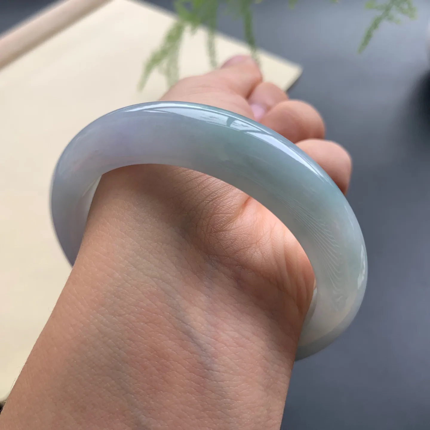 55圈口飘花正圈手镯 尺寸：55-13-9，无纹裂，细腻光滑，花色飘逸