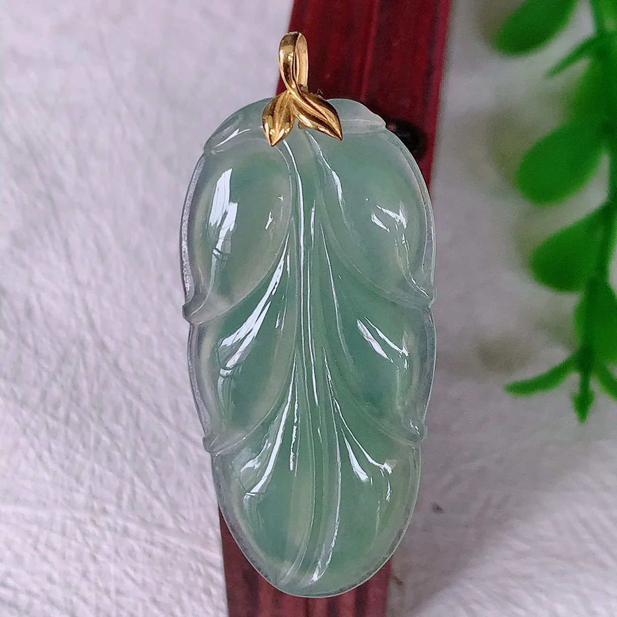 18K金镶嵌冰种翡翠叶子吊坠 ，种水足，色泽清新，工艺精湛，叶子寓意美好；金枝玉叶，事业有成。#12