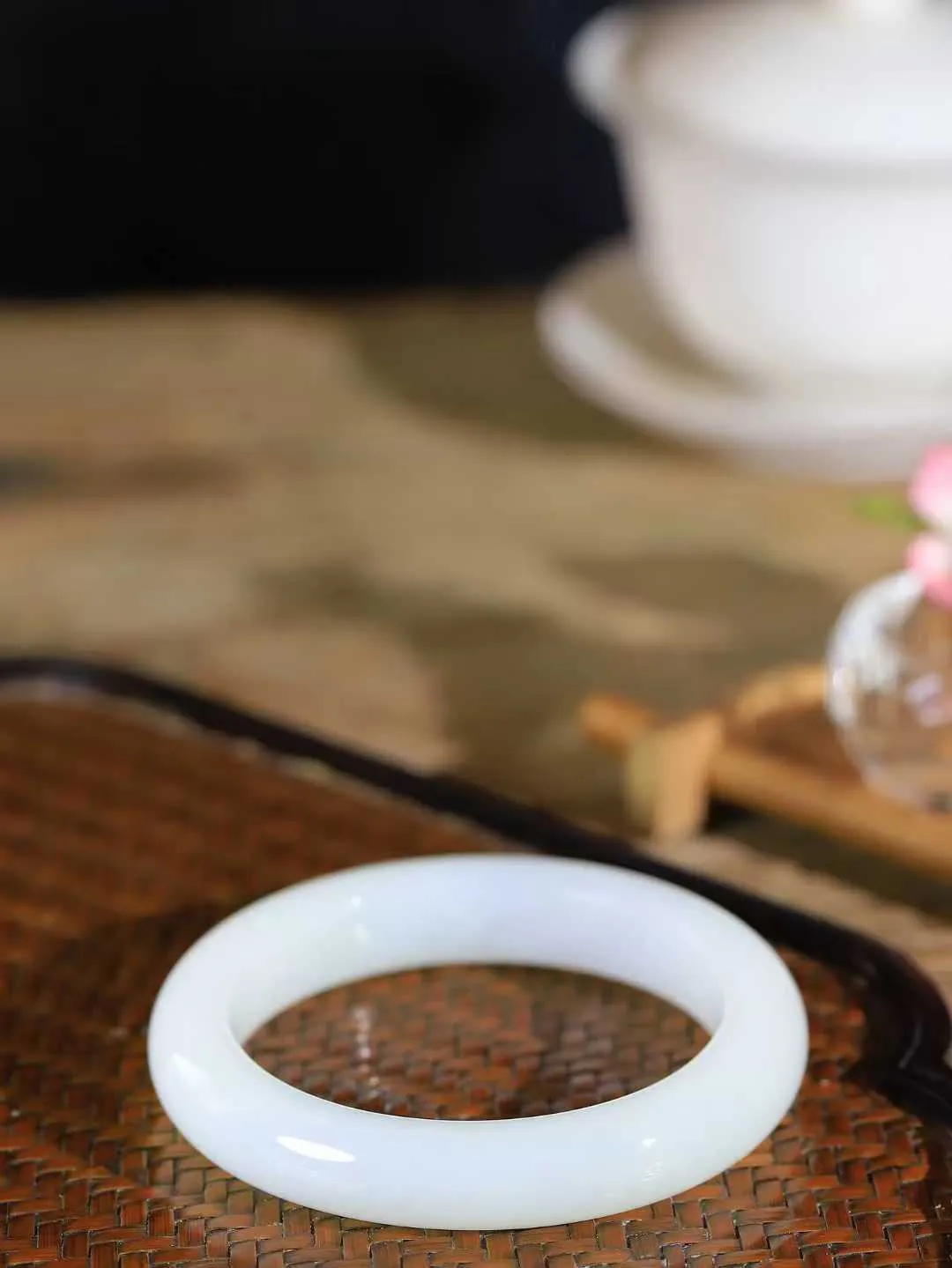 （一见倾心.手镯）

精品️和田玉白玉手镯，玉质温润细腻 油性十足 手感舒适，高华雅逸，线条流畅，