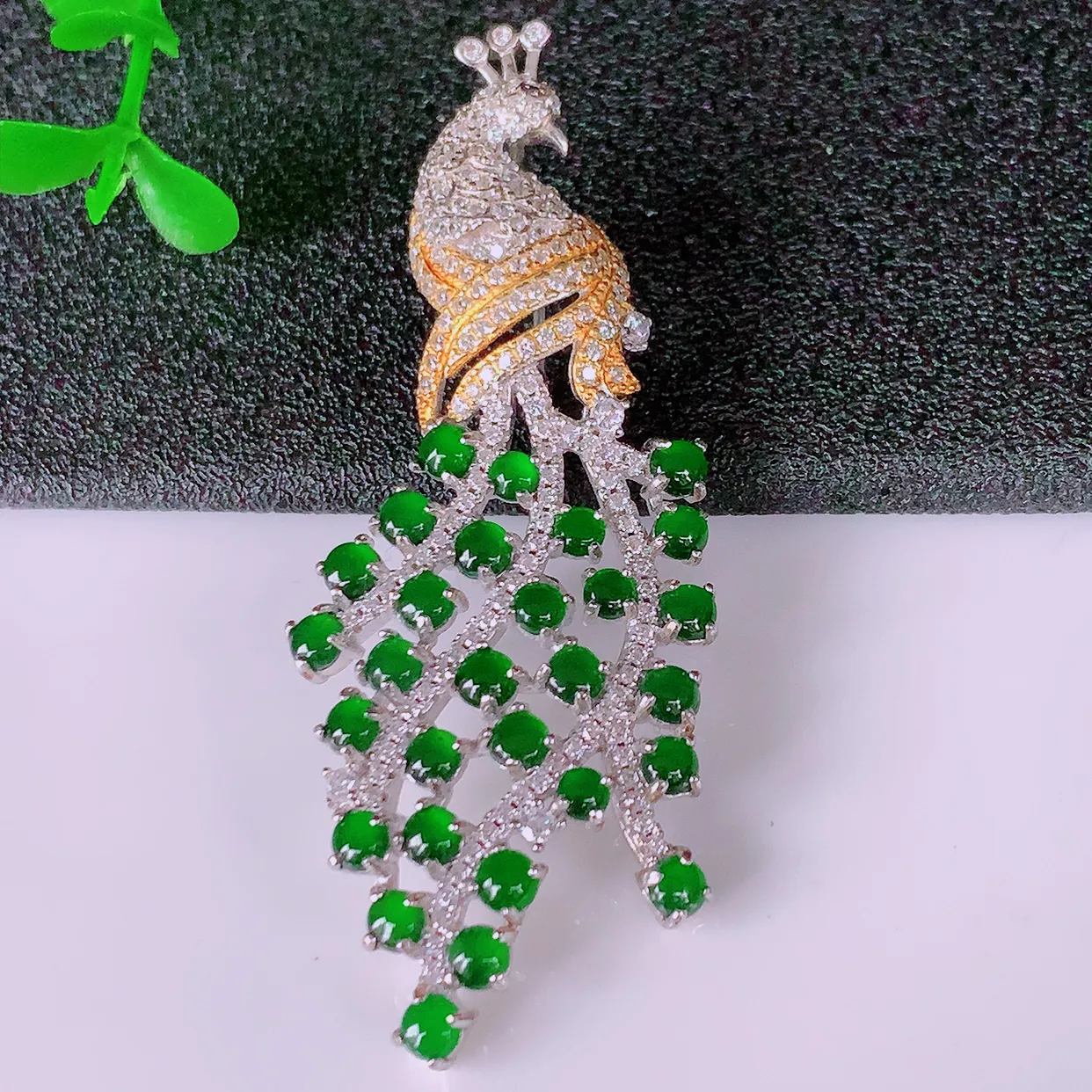 冰透满绿翡翠925银镶嵌凤凰胸针，自然光实拍，翠色灵动，颜色漂亮，种老水足，品相佳，佩戴佳品！#98.2整体55.5*22*9.5裸石2.6*2.6