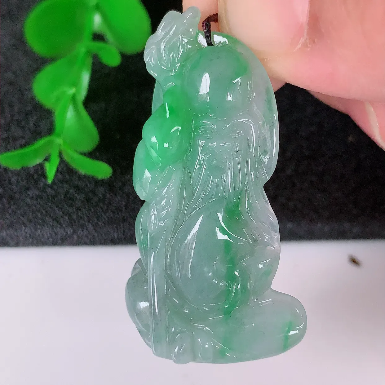 自然光实拍，冰润飘绿翡翠寿星公吊坠，种老水足，雕工精湛 ，寓意美好，佩戴时尚出众！#87.2