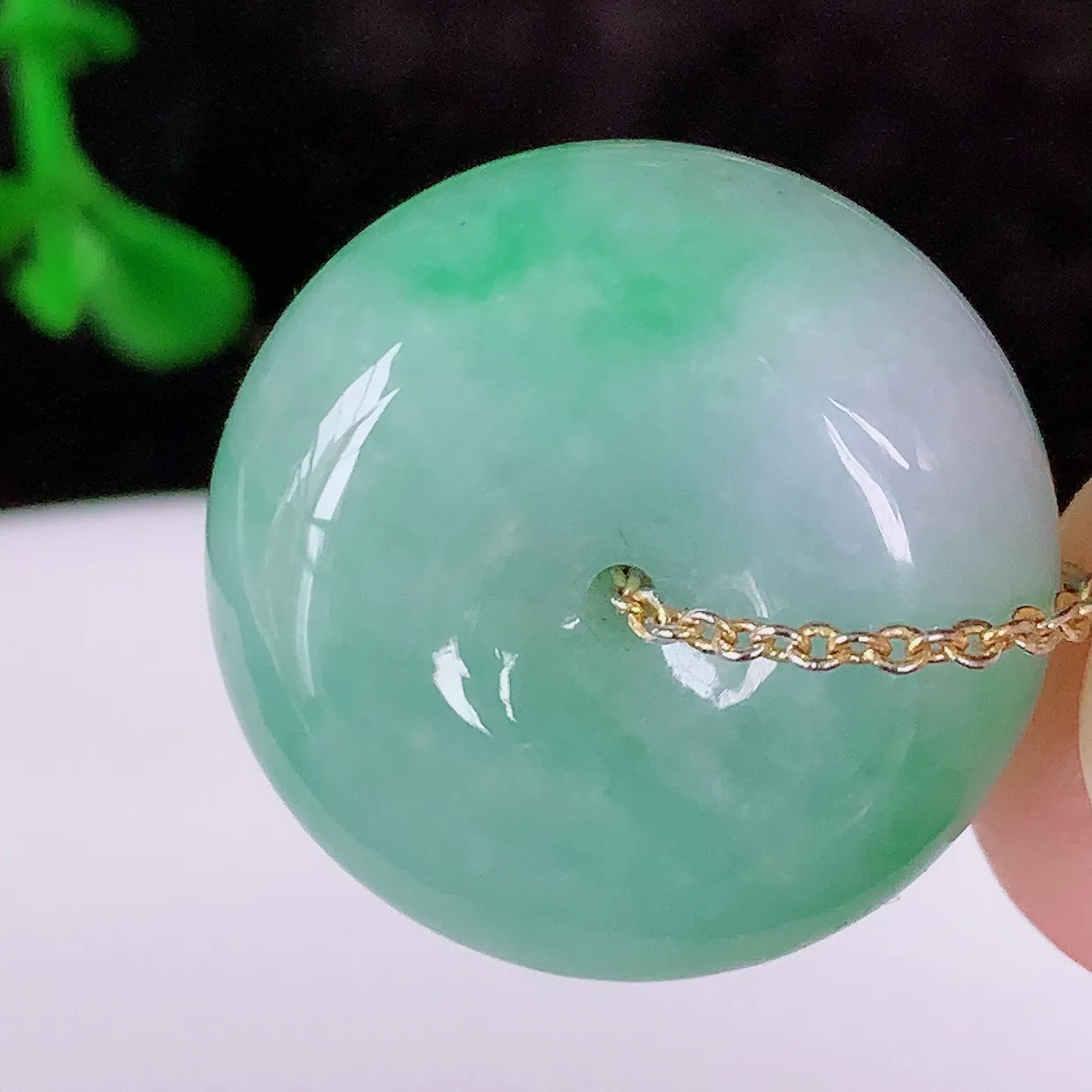 自然光实拍，冰润飘绿翡翠平安扣吊坠，形体饱满圆润，平安扣肥嘟嘟的，平平安安，种水很好，配戴精美！#57.2