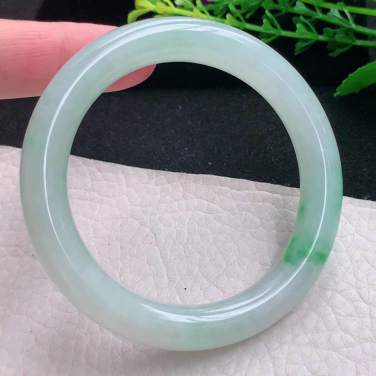 yh自然光55.8*10*9.5美人镯 天然缅甸翡翠a货水润飘阳绿圆条玉镯子