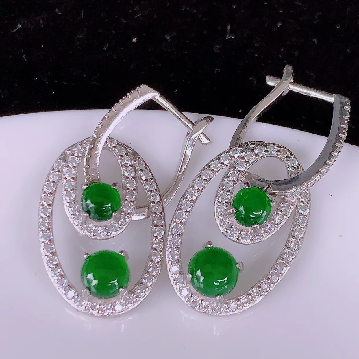 冰透满绿翡翠925银镶嵌耳坠，自然光实拍，翠色灵动，颜色漂亮，种老水足，品相佳，佩戴佳品！#98.2整体31*13.8*4.5裸石5*5