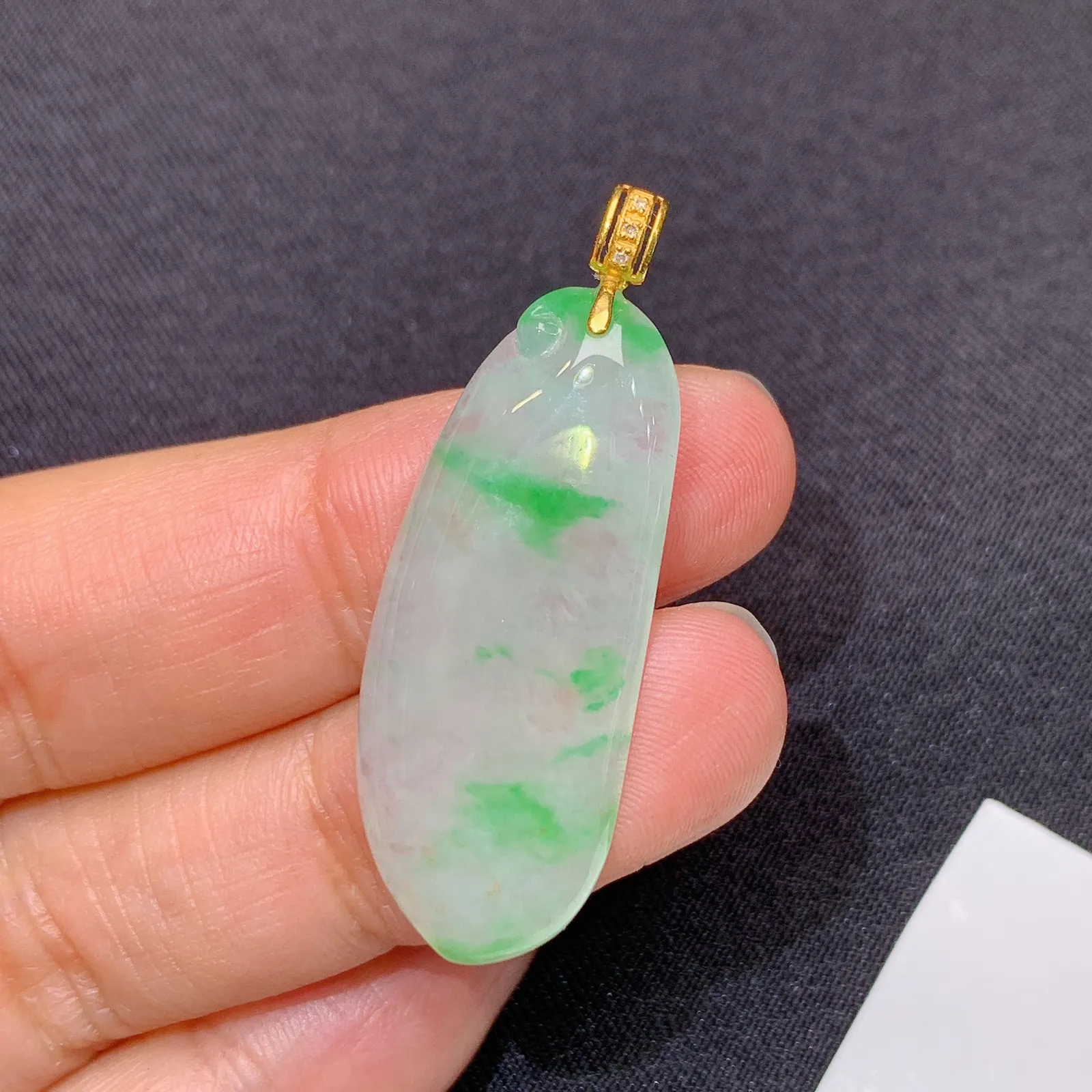 冰飘绿福瓜吊坠，18k金镶嵌，冰润色阳，玉质细腻，种水足 裸石32.7*13.4*3.5