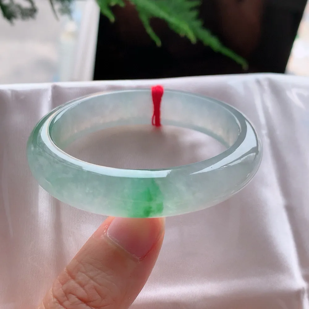 贵妃冰玻阳绿 无瑕 尺寸:52.6/46/12.7/7.8 种色俱佳