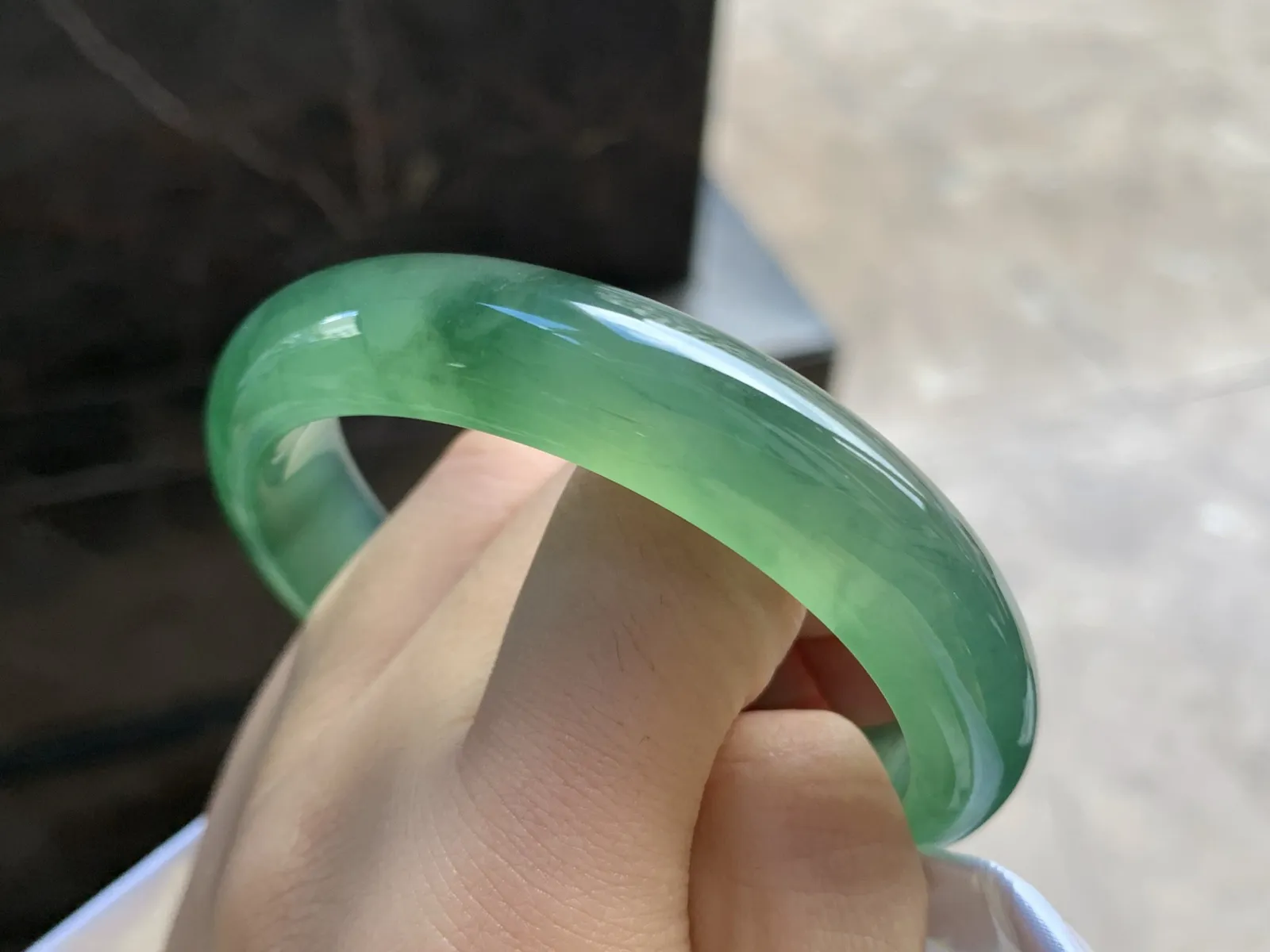 56.5-12.8-8.2

油绿贵妃手镯^_^起光 种老 正圈54可以带