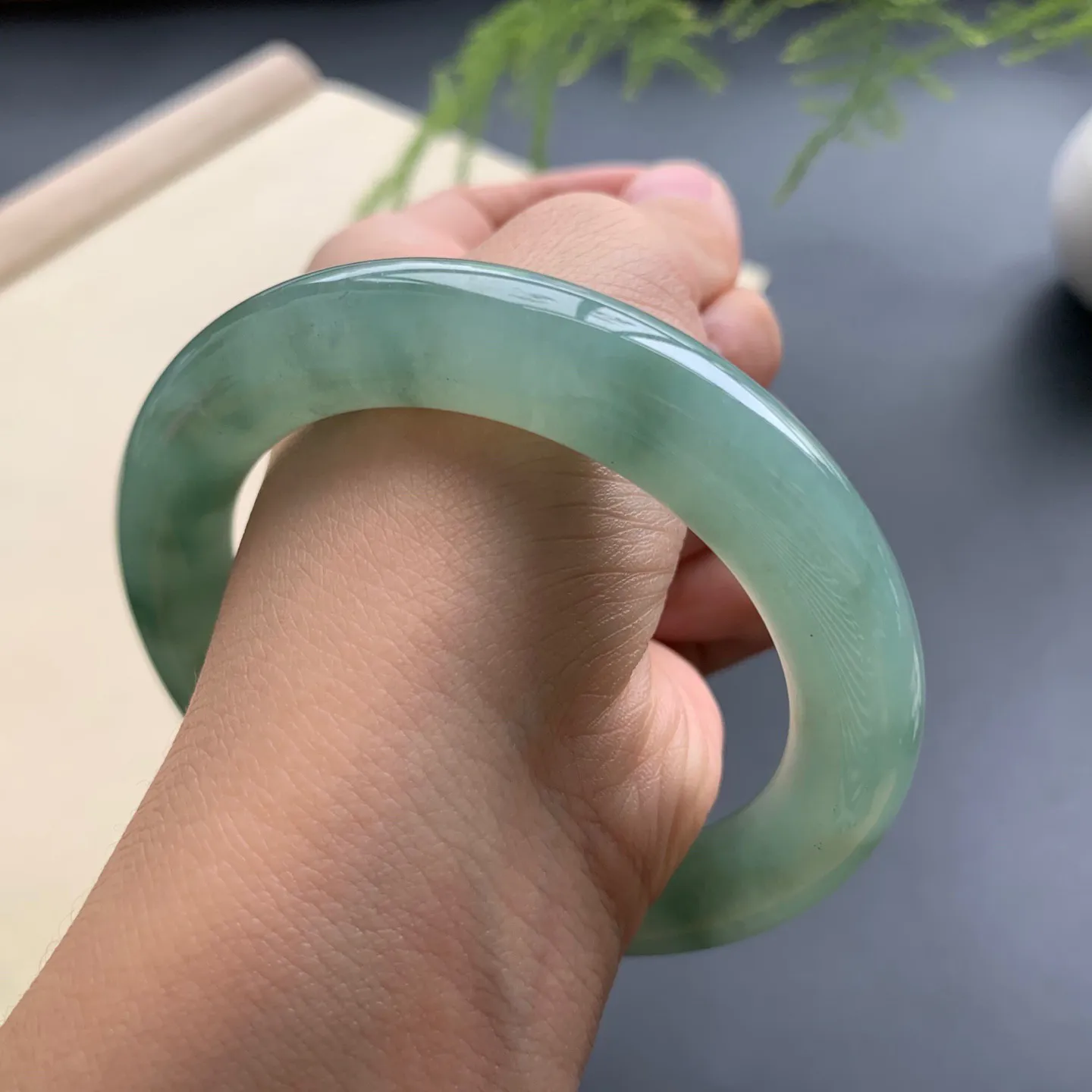 57圈口油绿圆条手镯 尺寸：57-11.8-11.5，无纹裂，色泽亮丽，条形饱满