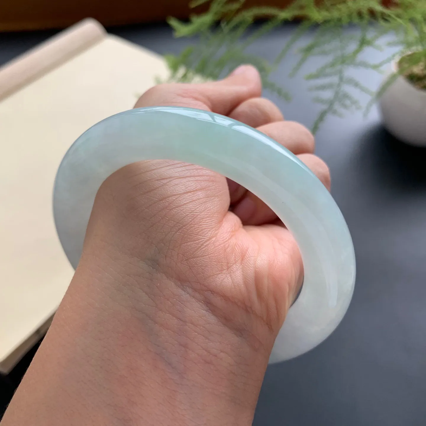 56.8圈口底色圆条手镯 尺寸：56.8-11.2-11.5，无纹裂，色泽亮丽，条形饱满