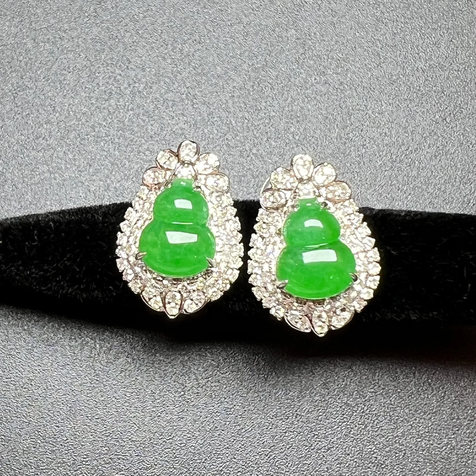 满绿葫芦耳包种色俱佳，整体尺寸16.5*11.8*6.8。裸石尺寸8.8*7*2.8