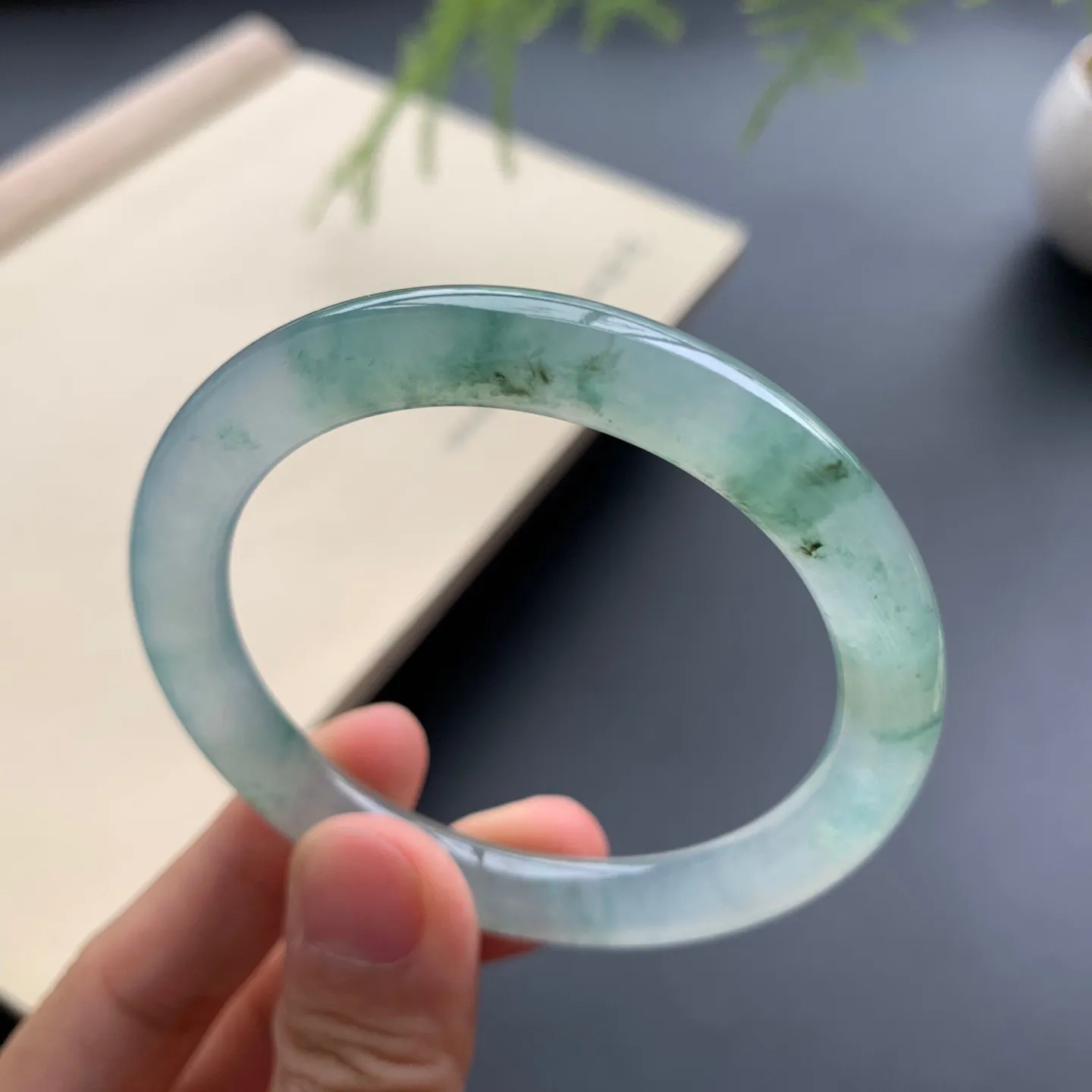 50.2圈口冰种飘花圆条手镯 尺寸：50.2-7.8，无纹裂，水润透亮，花色飘逸