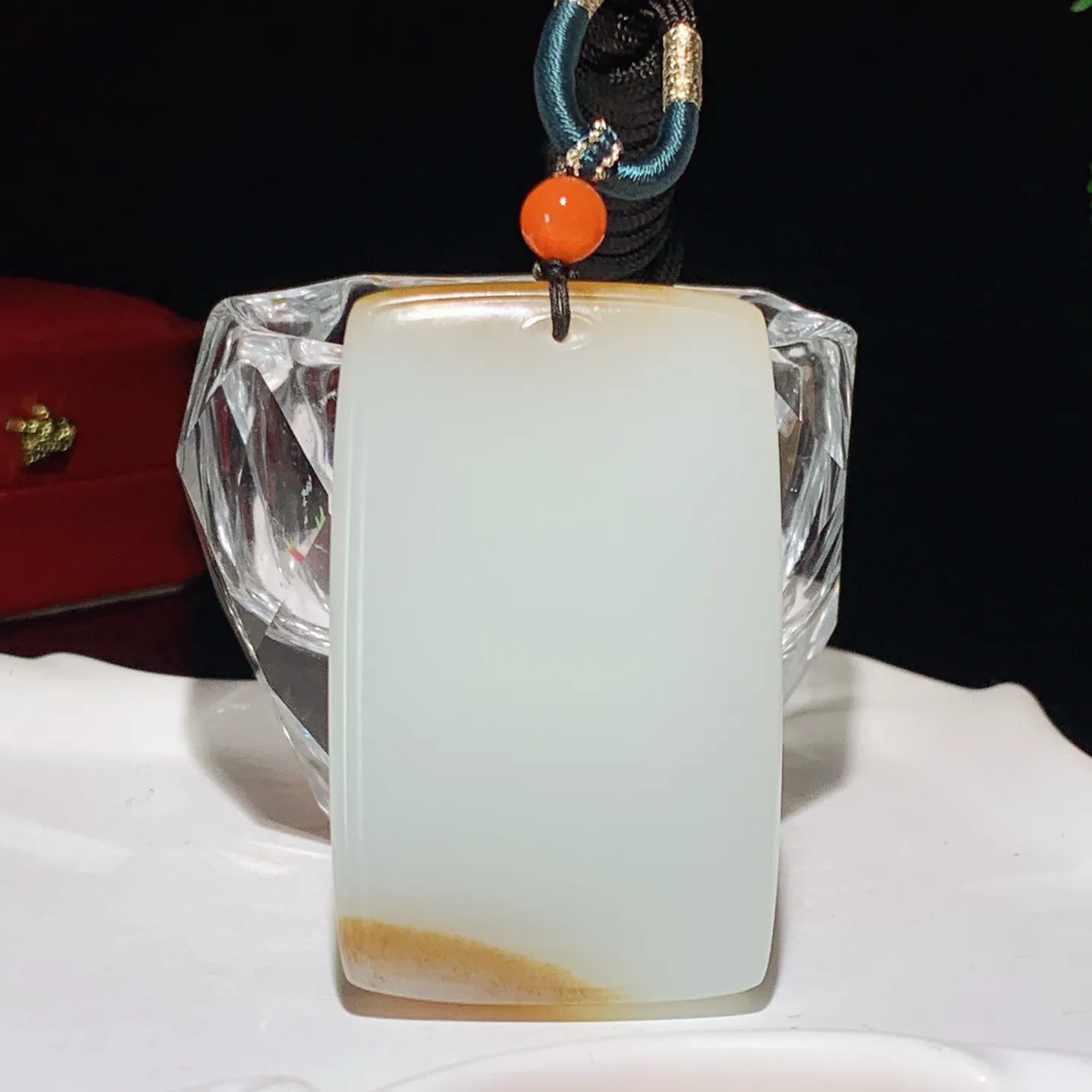 新疆且末糖天地糖平安无事牌挂件。尺寸56/35/11重60克。玉质细腻油润。手推出油。佩戴高端典雅。lt251103