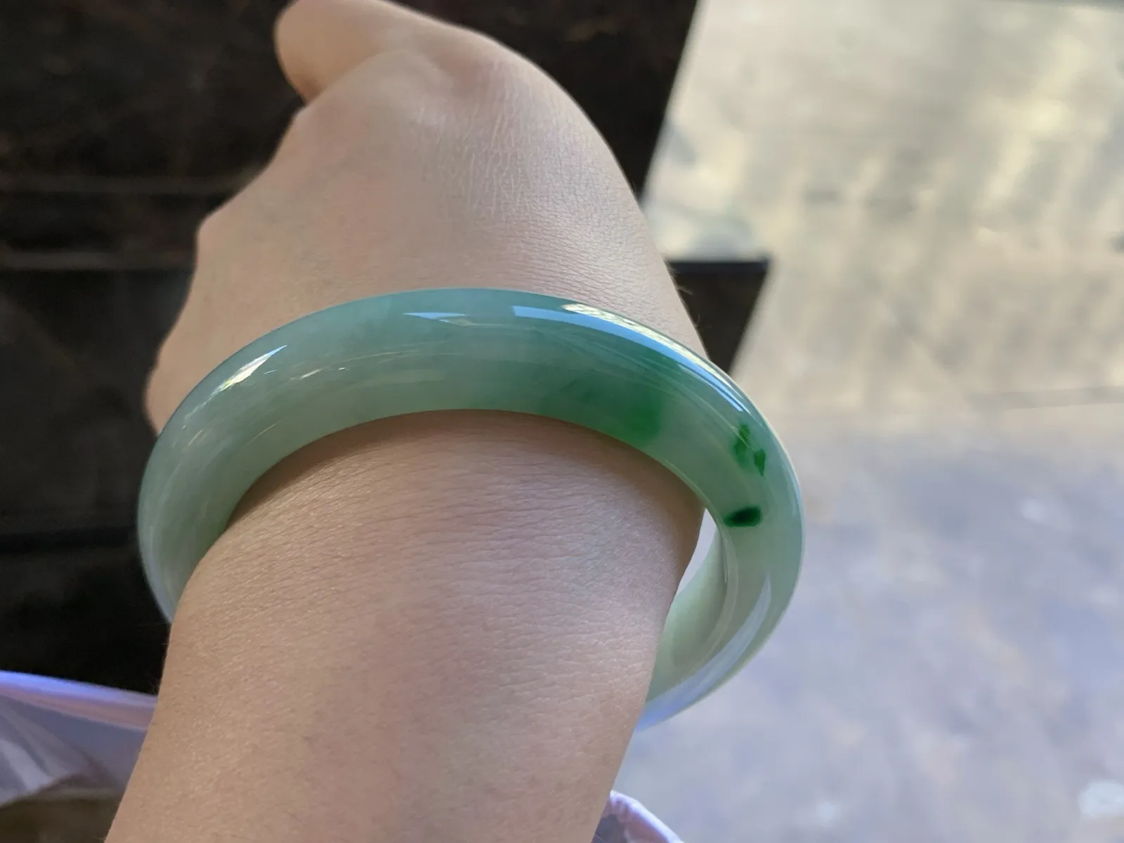 56-11.4-9.1

带色手镯^_^玉质温润