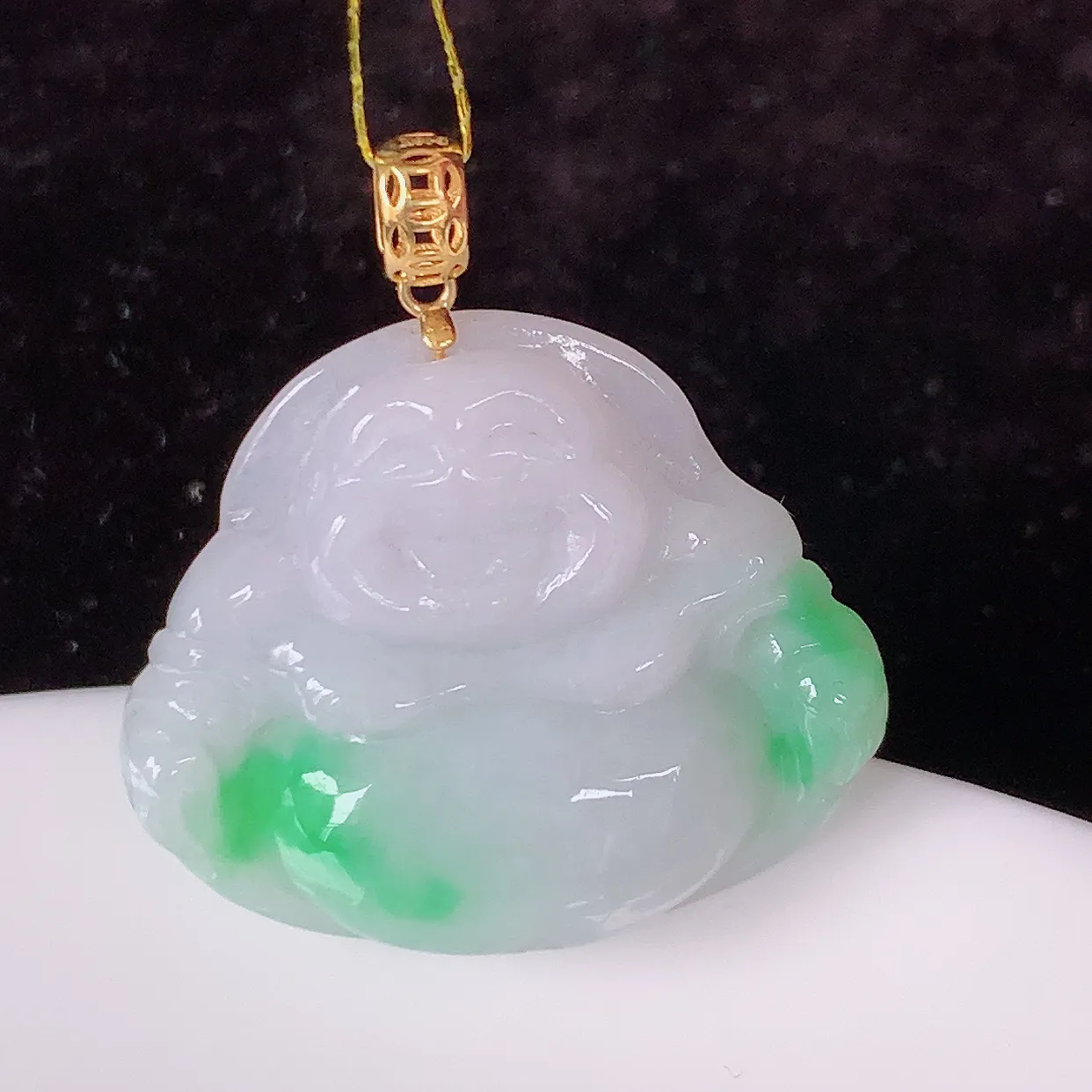 18k金镶嵌冰润飘绿翡翠佛公吊坠，款式新颖时尚，日常百搭的款。清秀高雅，佩戴优雅高贵！#35.2