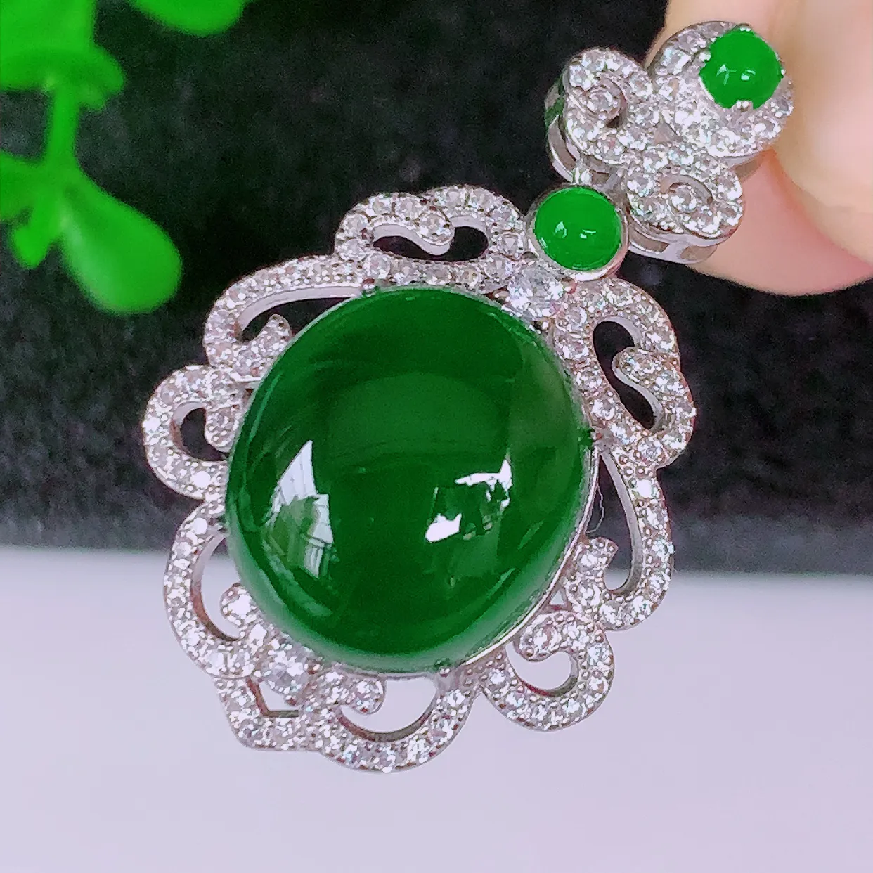 大颗冰透满绿翡翠蛋面925银镶嵌吊坠，自然光实拍，翠色灵动，颜色漂亮，种老水足，品相佳，佩戴佳品！#98.2整体33*20*10.8裸石13.8*12.5