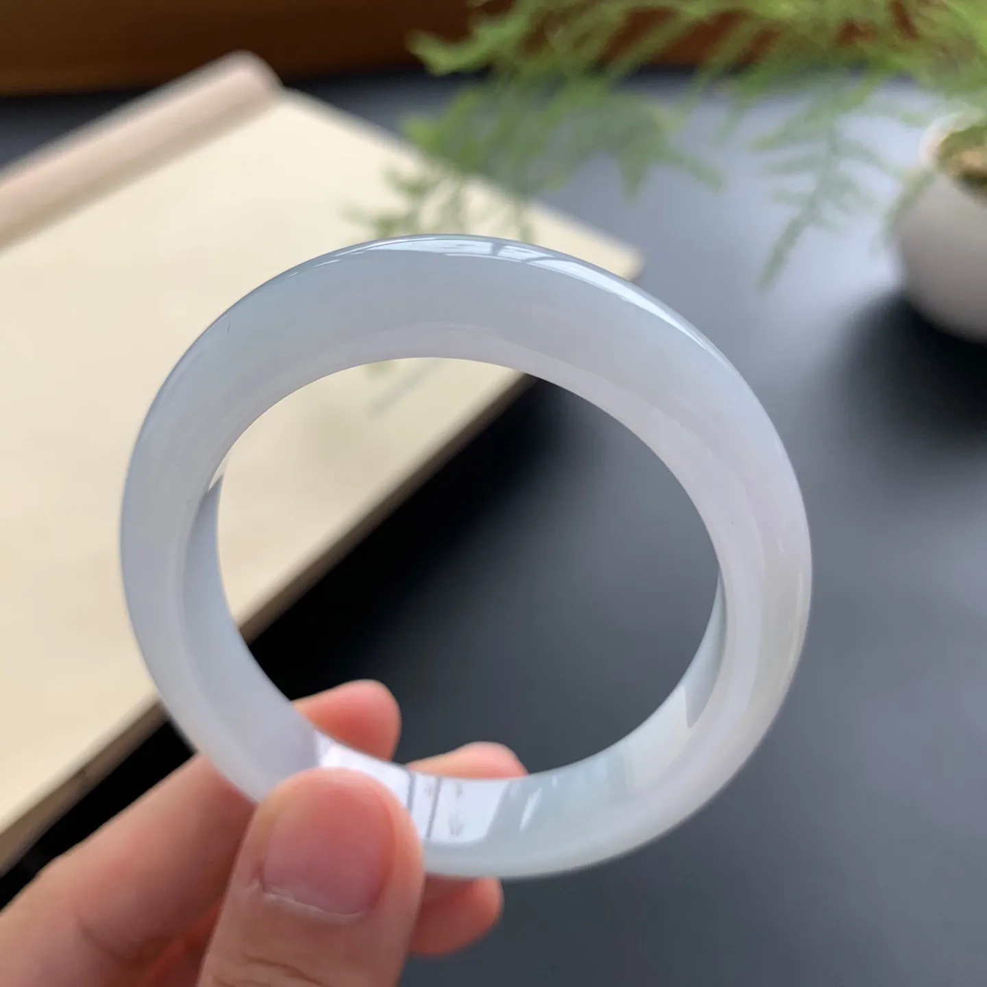 细糯贵妃手镯 尺寸：54.2-46-10.3-7.5，无纹裂，细腻光滑，白净清爽