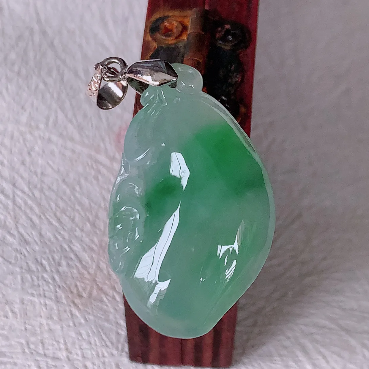 自然光实拍，冰润飘花翡翠招财福瓜吊坠，种老水足，雕工精湛 ，寓意美好，佩戴时尚出众！#46.2