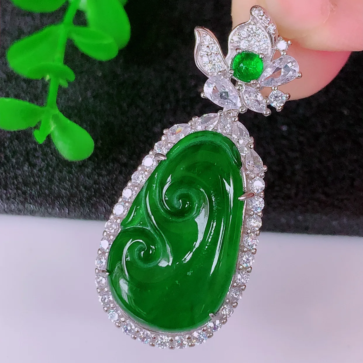 冰透满绿翡翠925银镶嵌如意吊坠，自然光实拍，翠色灵动，颜色漂亮，种老水足，品相佳，佩戴佳品！#98.2整体41.5*18*9裸石24-14.5