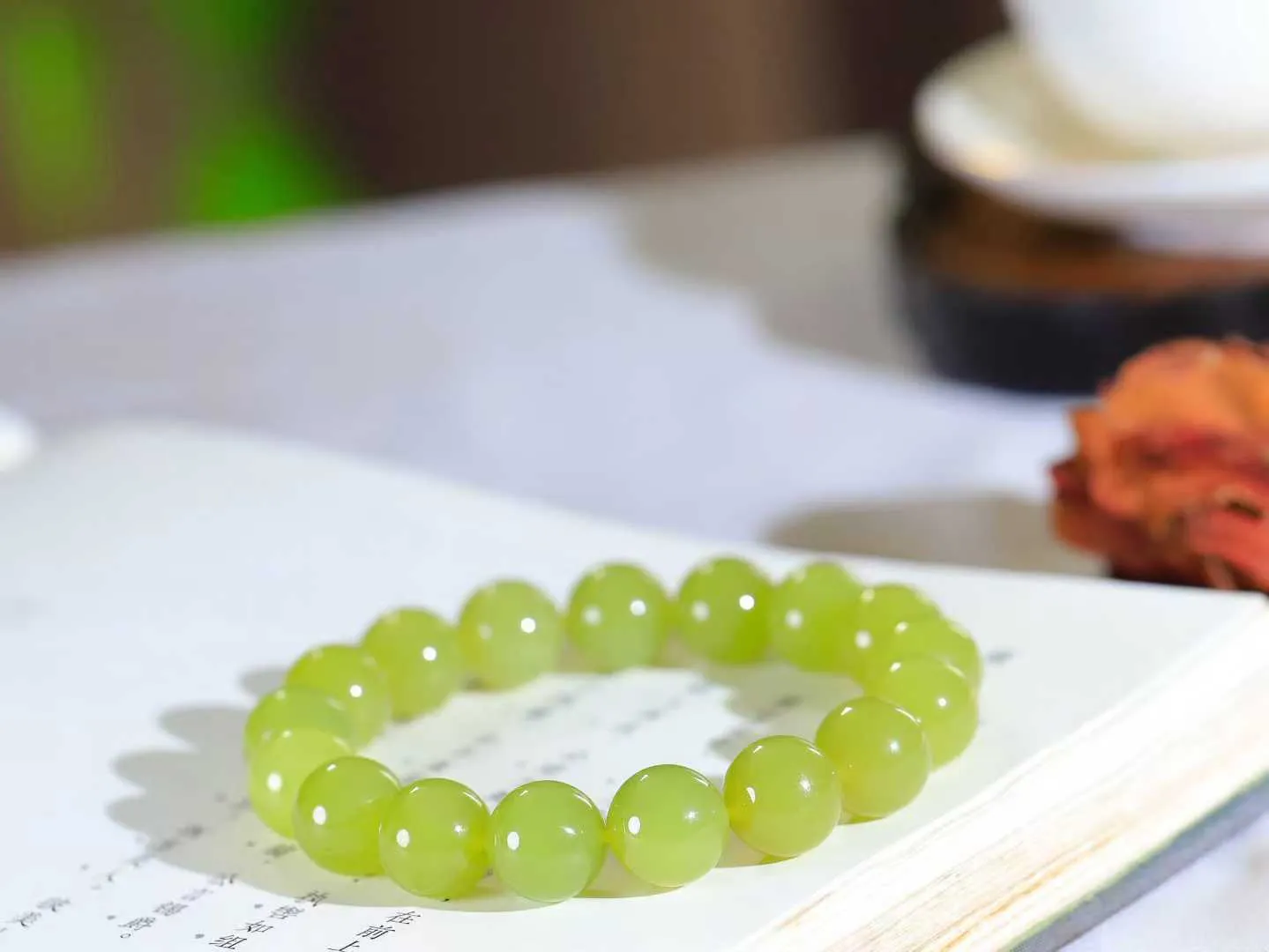 【珠圆玉润.手串】

精品和田玉黄口珠圆玉润手串 玉质温润细腻  整串打磨圆润，佩戴舒适。珠珠落玉盘