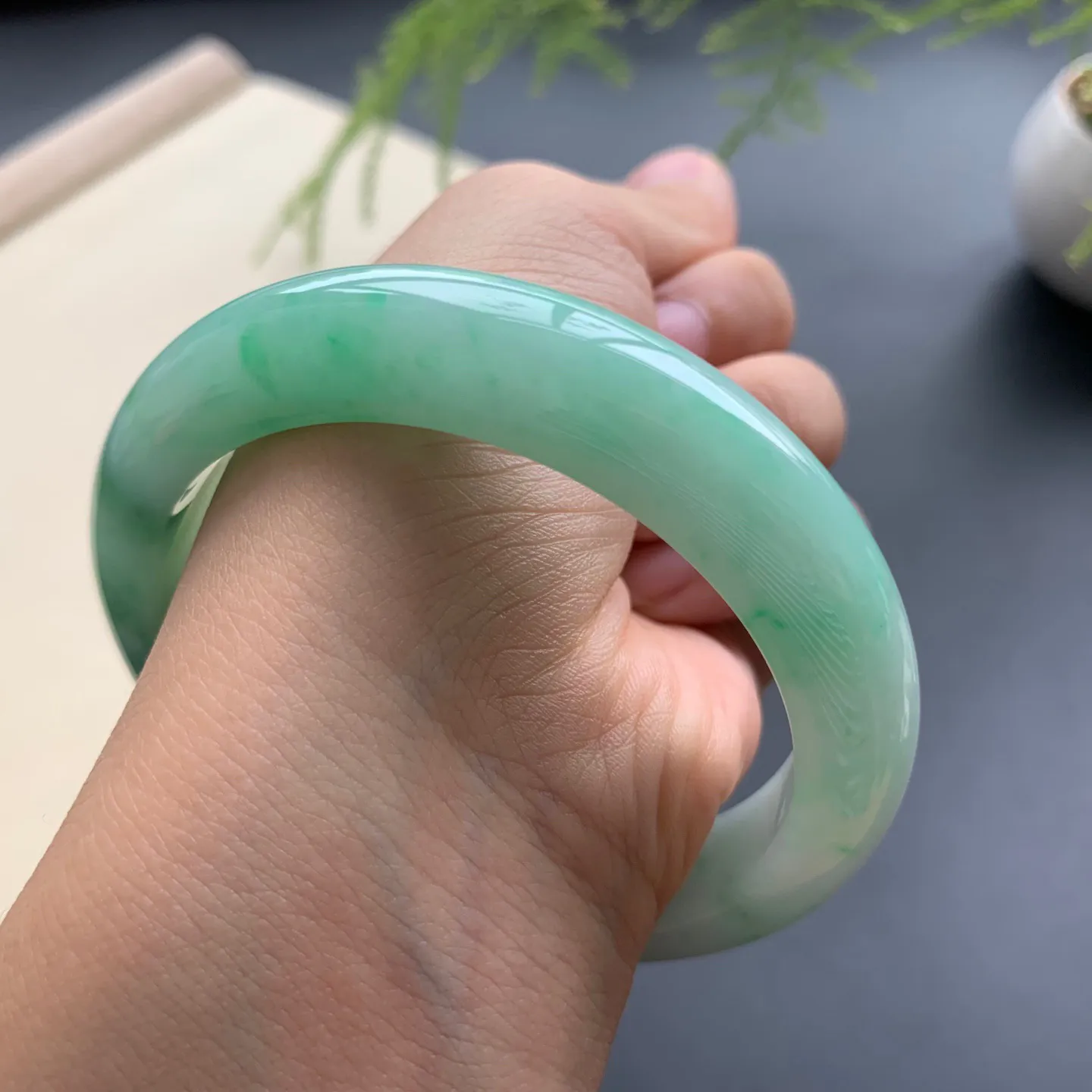 58.3圈飘绿正圈手镯 尺寸：58.3-12.5-9，无纹裂，细腻光滑，色泽靓丽